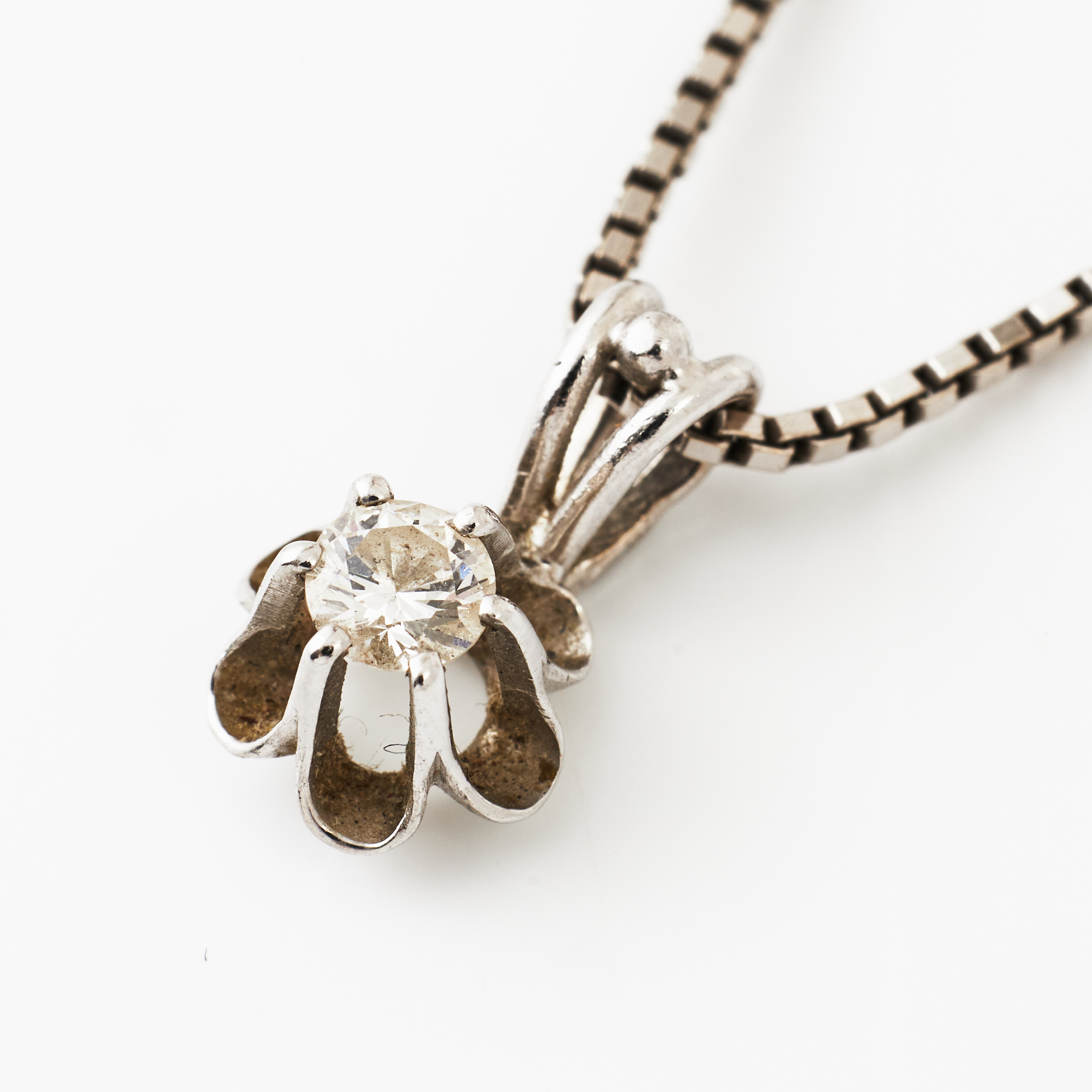 HALSKEDJA, venetiansk, Arezzo/Italien, efter 1968, HÄNGE, 18 k vitguld, briljant ca 0,15 ct, svenska kontrollstämplar.