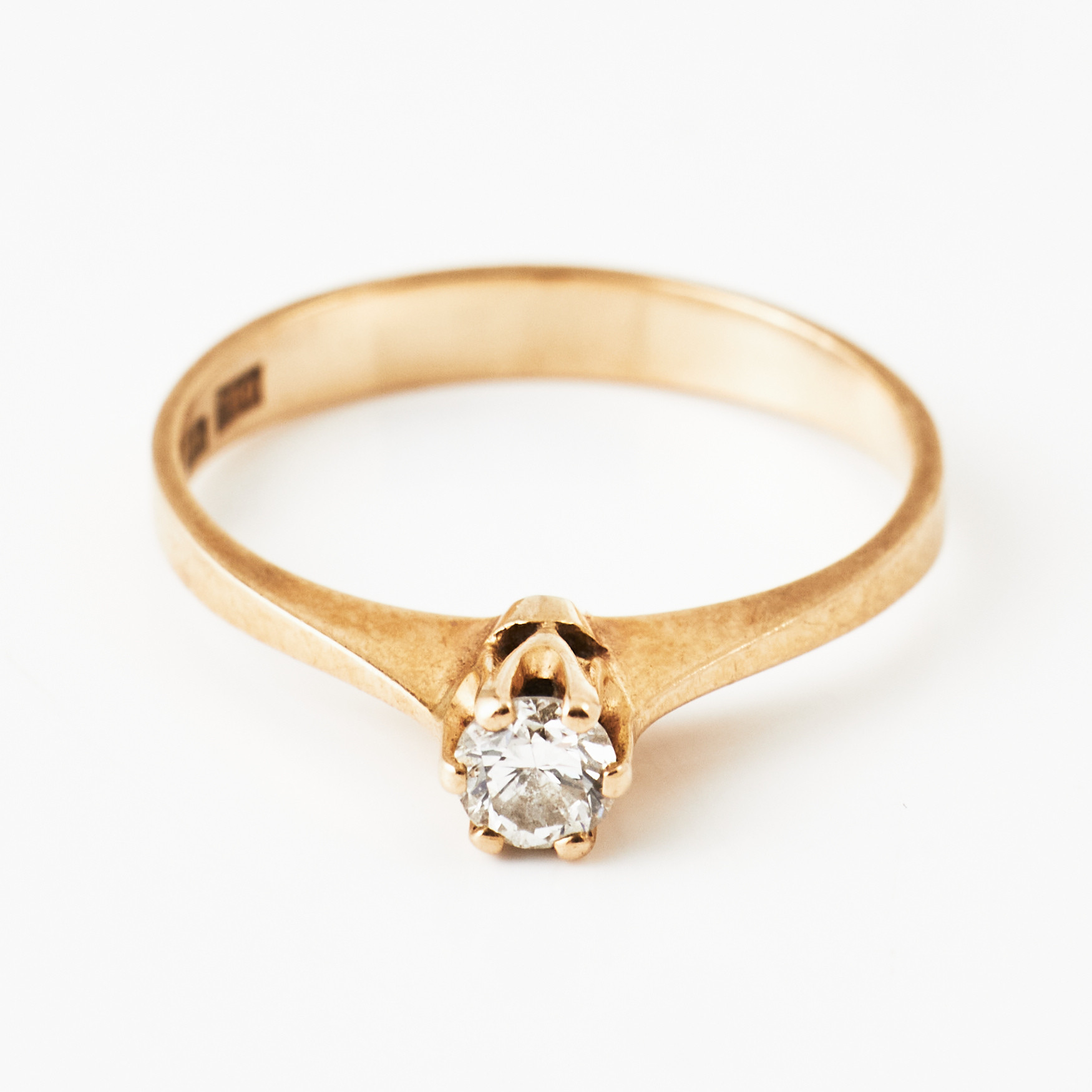 RING, 18 k guld, briljant 0,12 ct, W(H)/VS, enligt gravyr, svenska stämplar.
