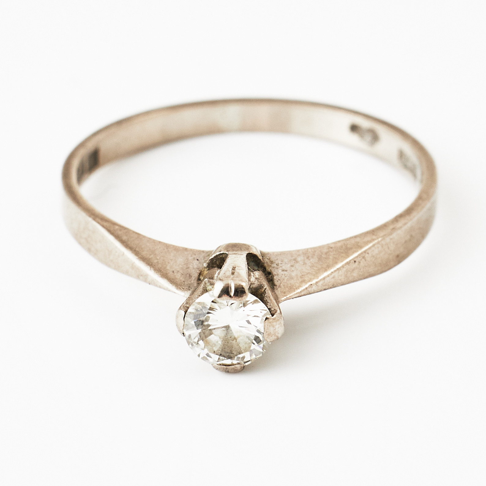 RING, 18 k rodierat vitguld, briljant 0,22 ct., enligt gravyr, Malmö, otydliga svenska stämplar.