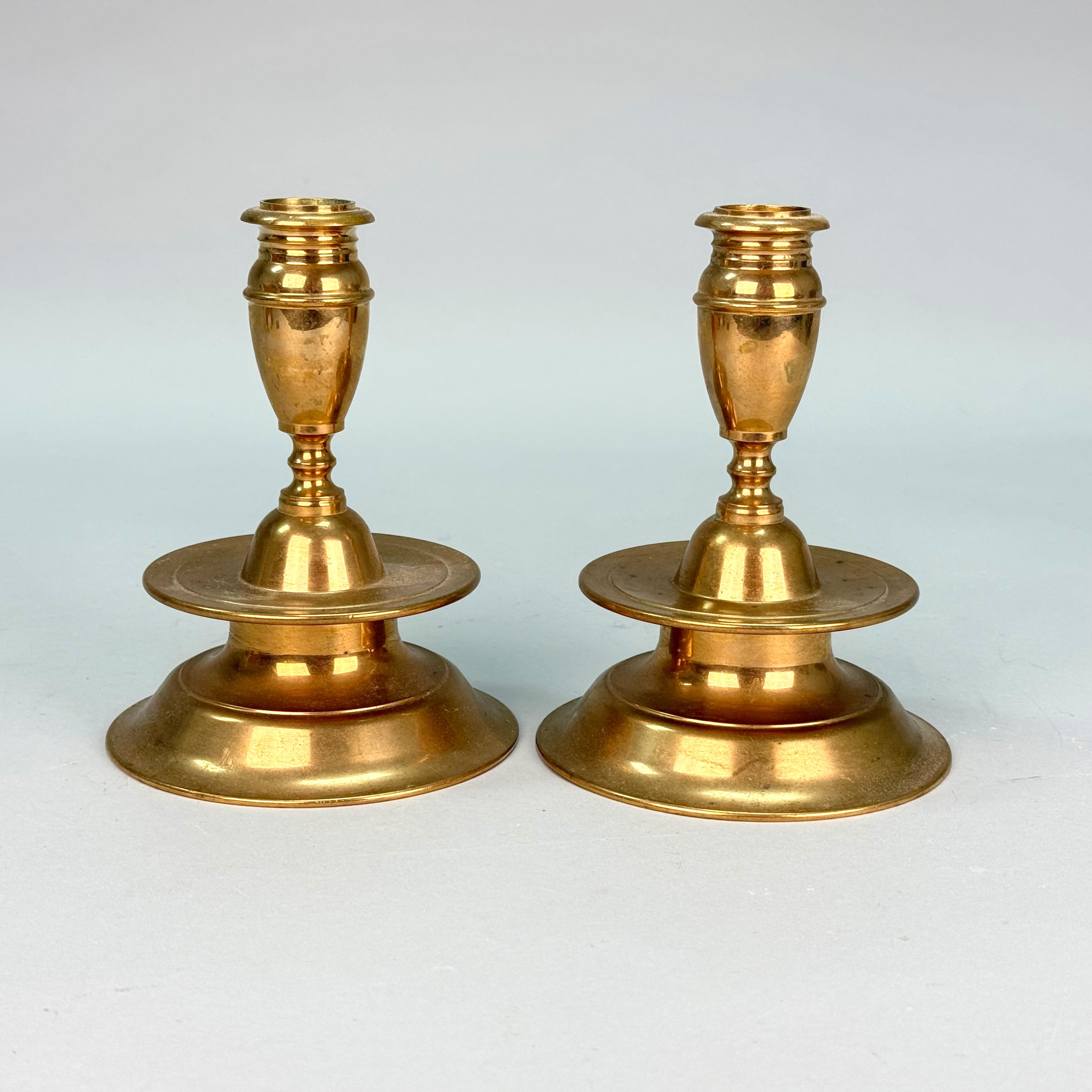 KLOCKLJUSSTAKAR, ett par mässing, barock stil, FMM MORA, 1900 tal.