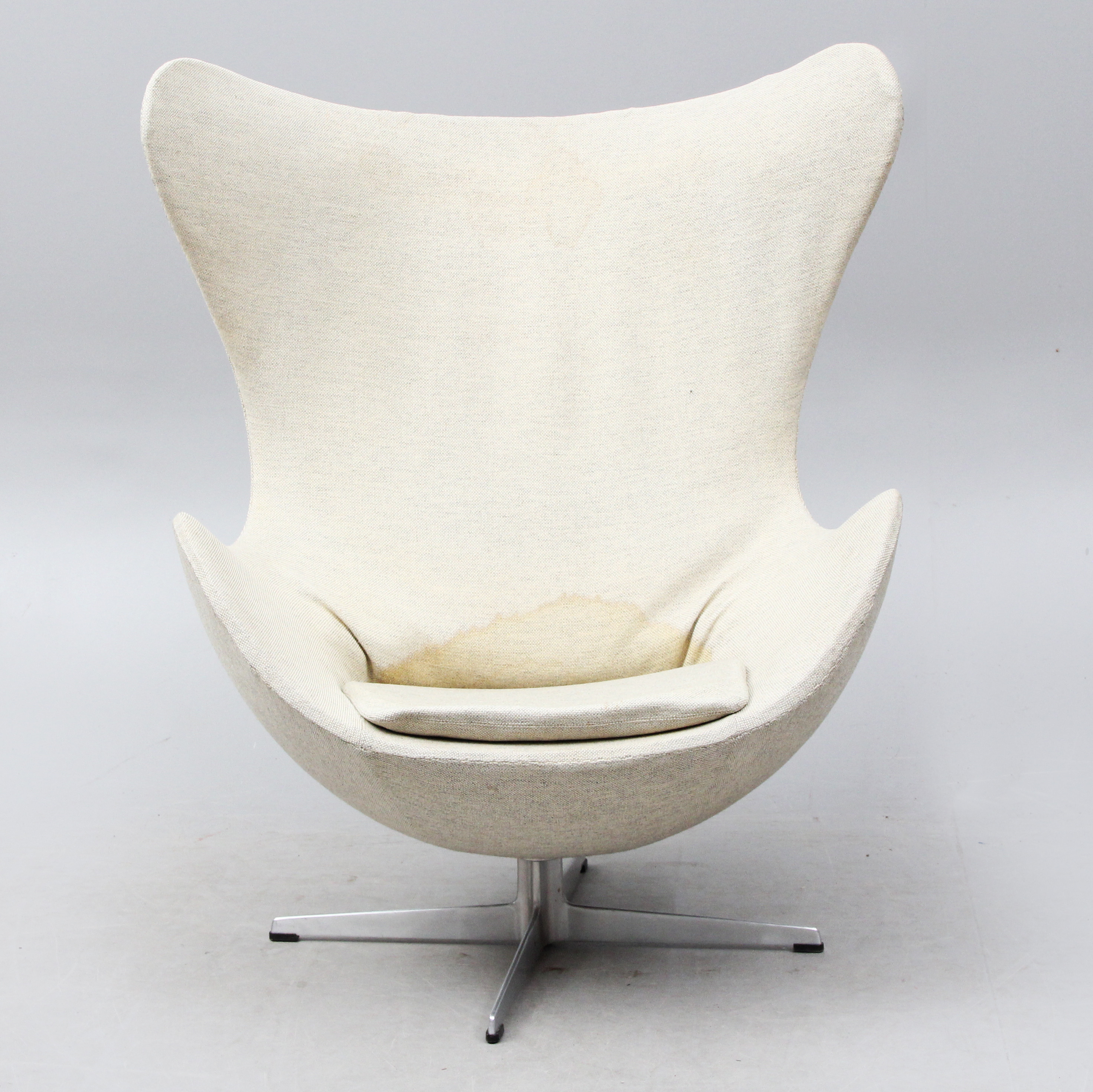 ARNE JACOBSEN. FÅTÖLJ "Ägget" etikett Fritz Hansen.