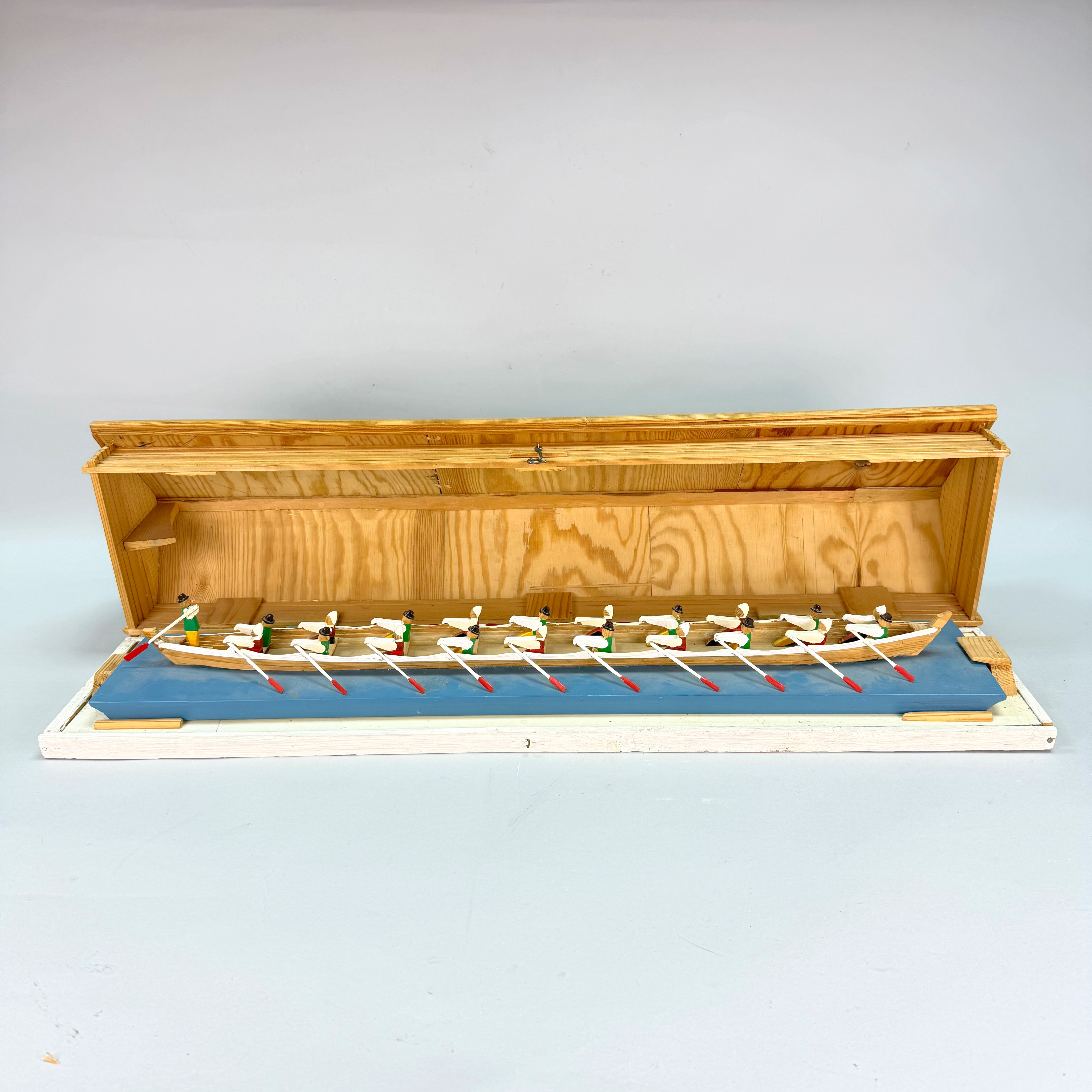 KYRKBÅT MED HUS - trä Roddare klädda i Moras dam och herr dräkt, 1900 tal.