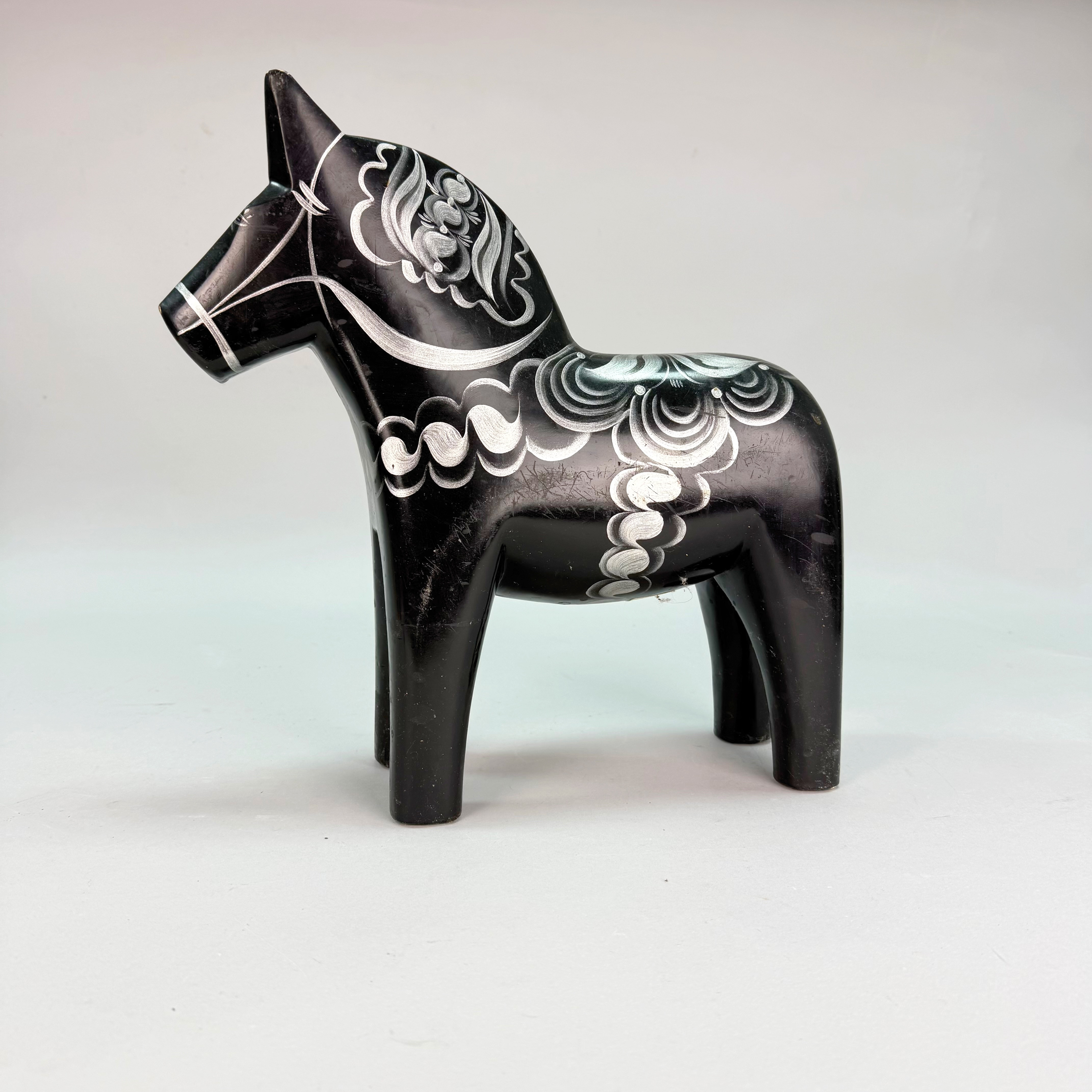 Dalahäst Grannas A. Olsson Hemslöjd, Svart & silver, signerad BJ under 1900 tal.