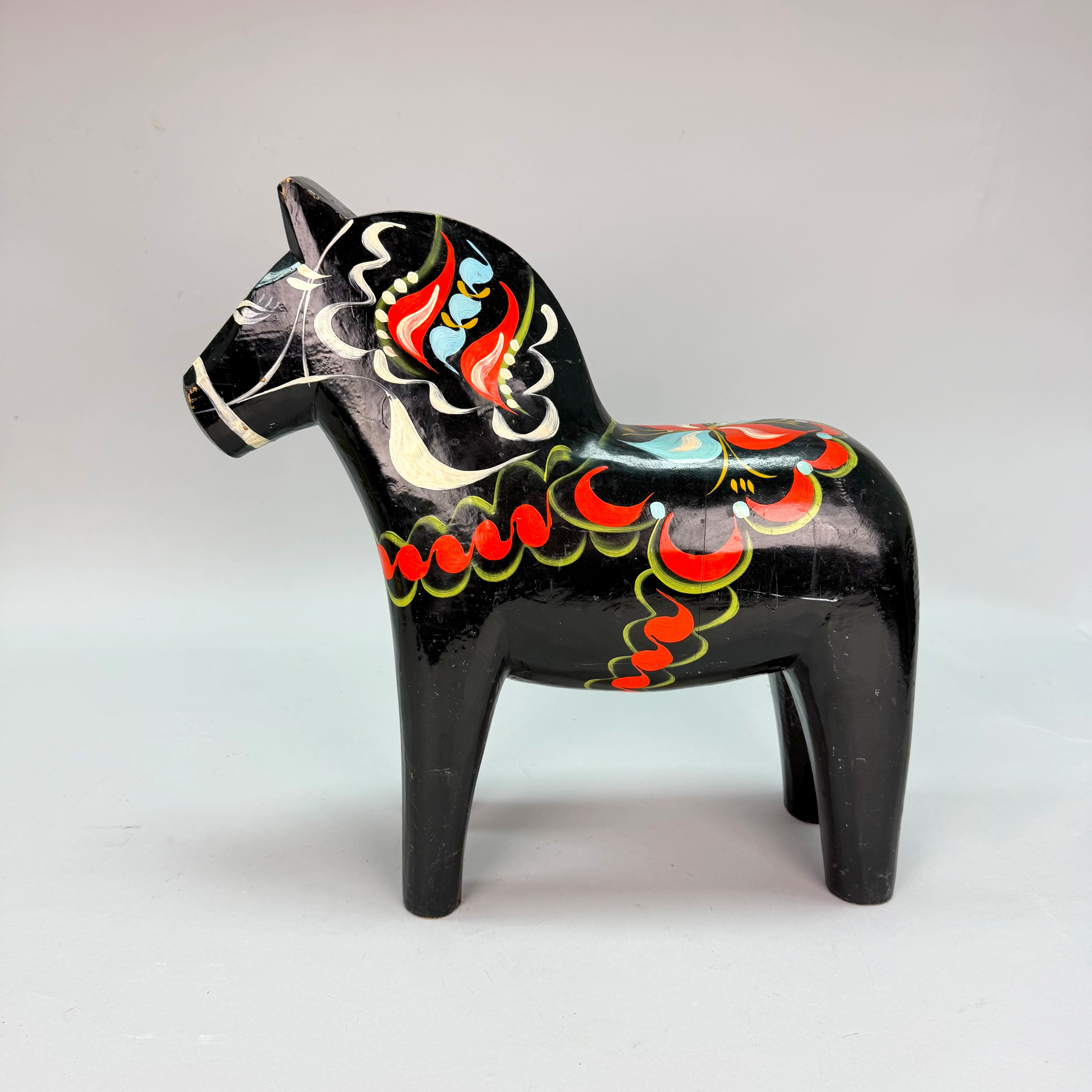 Dalahäst svart, täljd av Erik Pell Nusnäs, märkt under. 1900 tal.