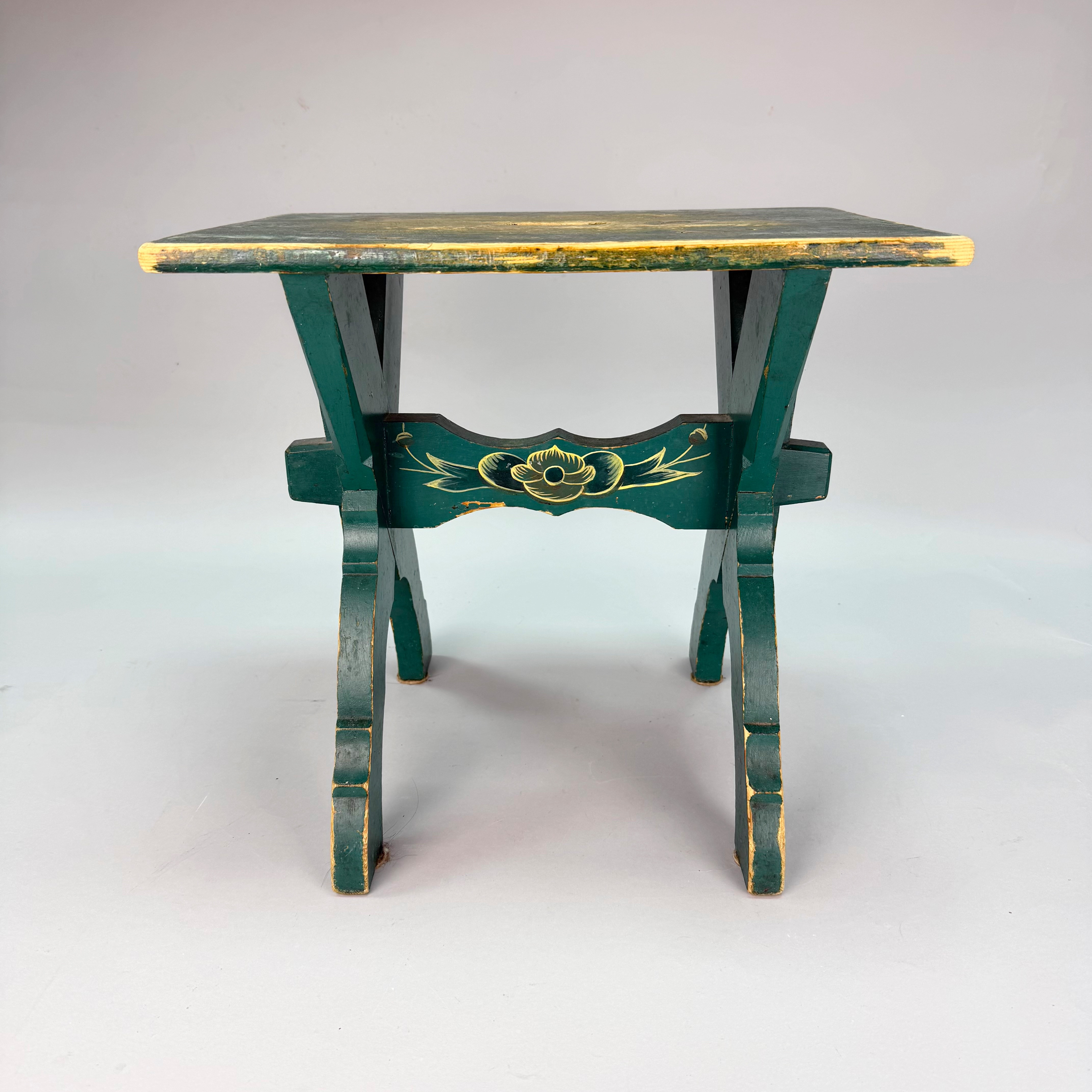 PALL, bemålat trä 1900 talets första hälft.