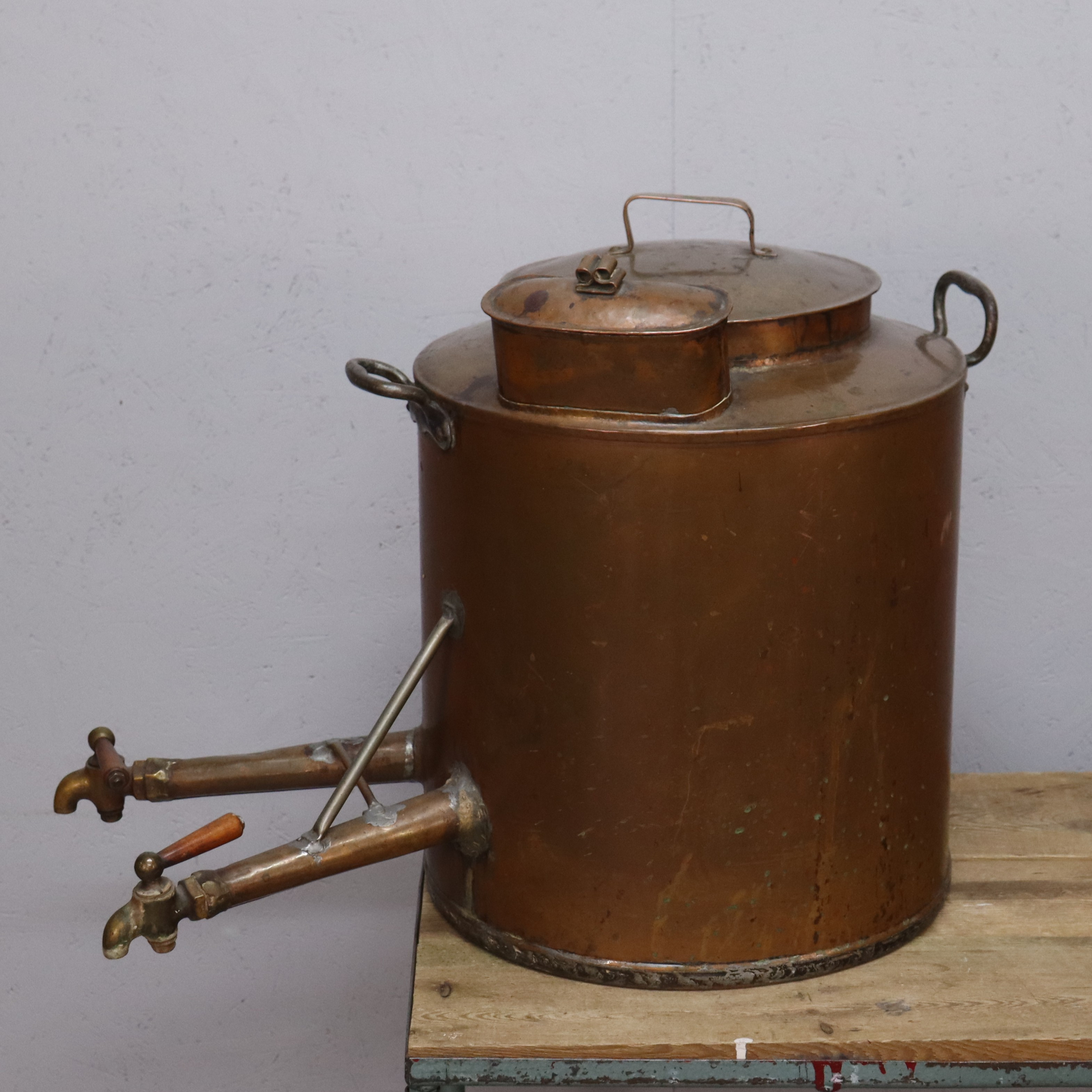 KAFFEBRYGGARE / SAMOVAR, koppar och mässing, 1900-talets första hälft.