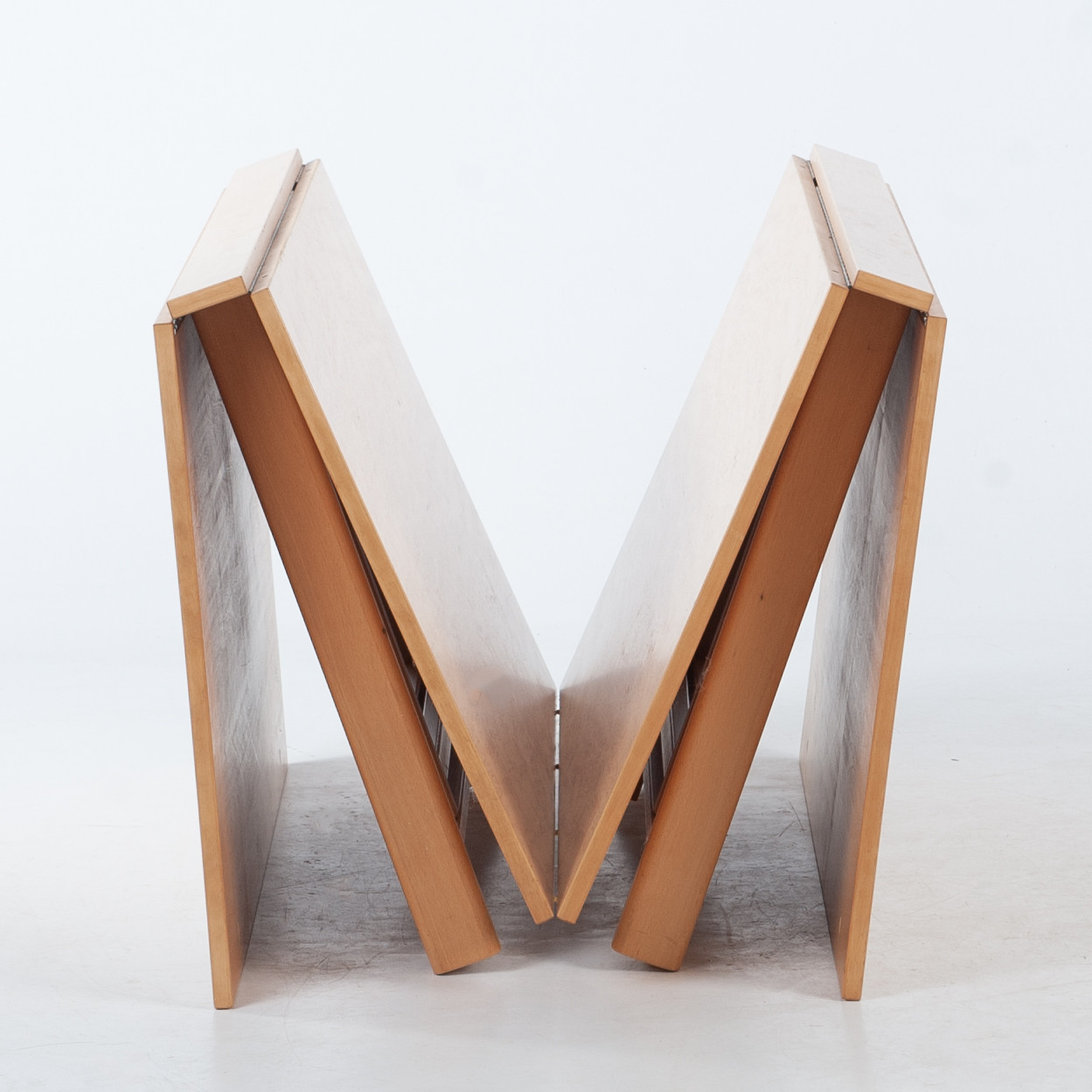 BRUNO MATHSSON. Slagbord / matbord, "Maria Flap", masurbjörk, formgivet 1936.