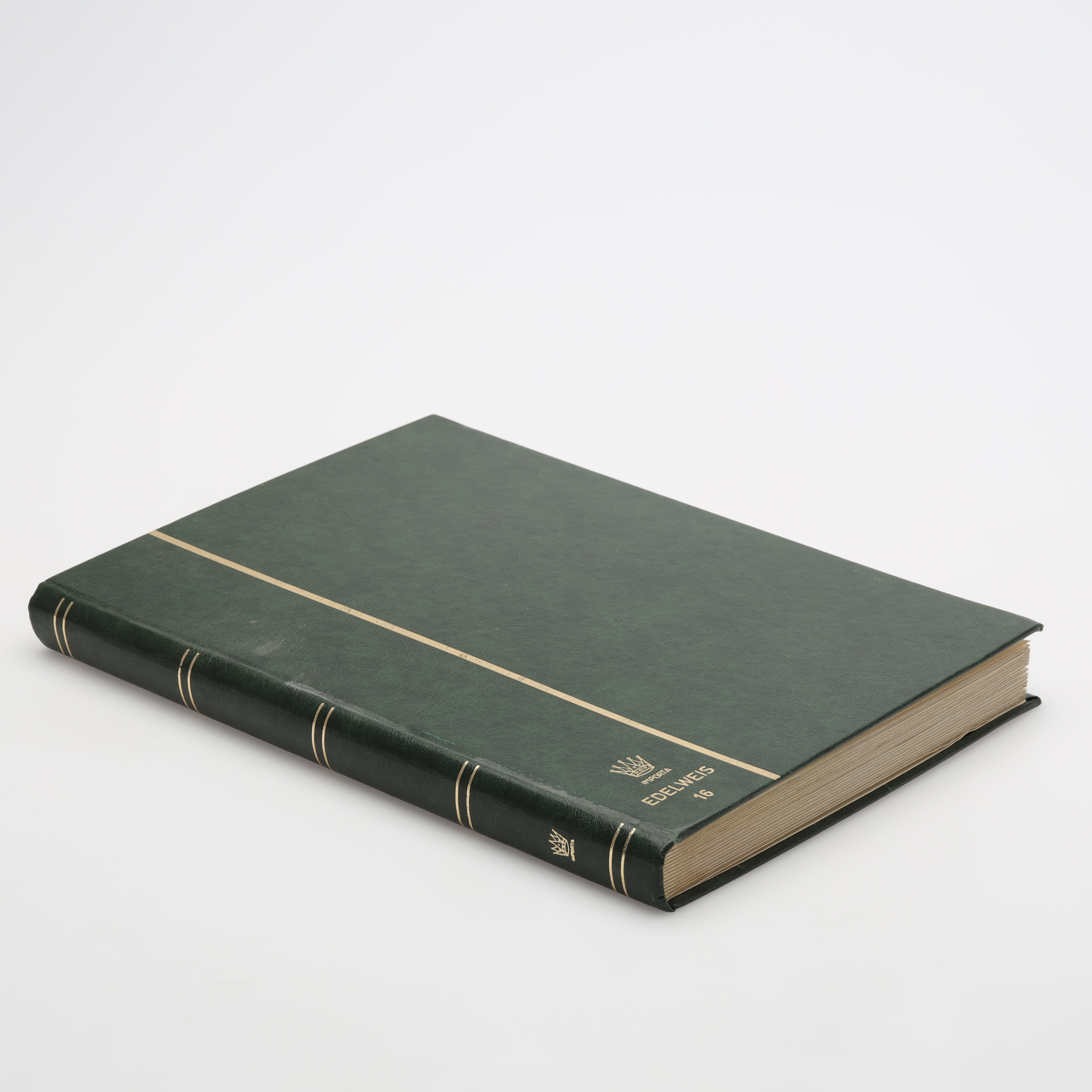 FRIMÄRKSALBUM med Sverige helsaker och utland lösa frimärken.