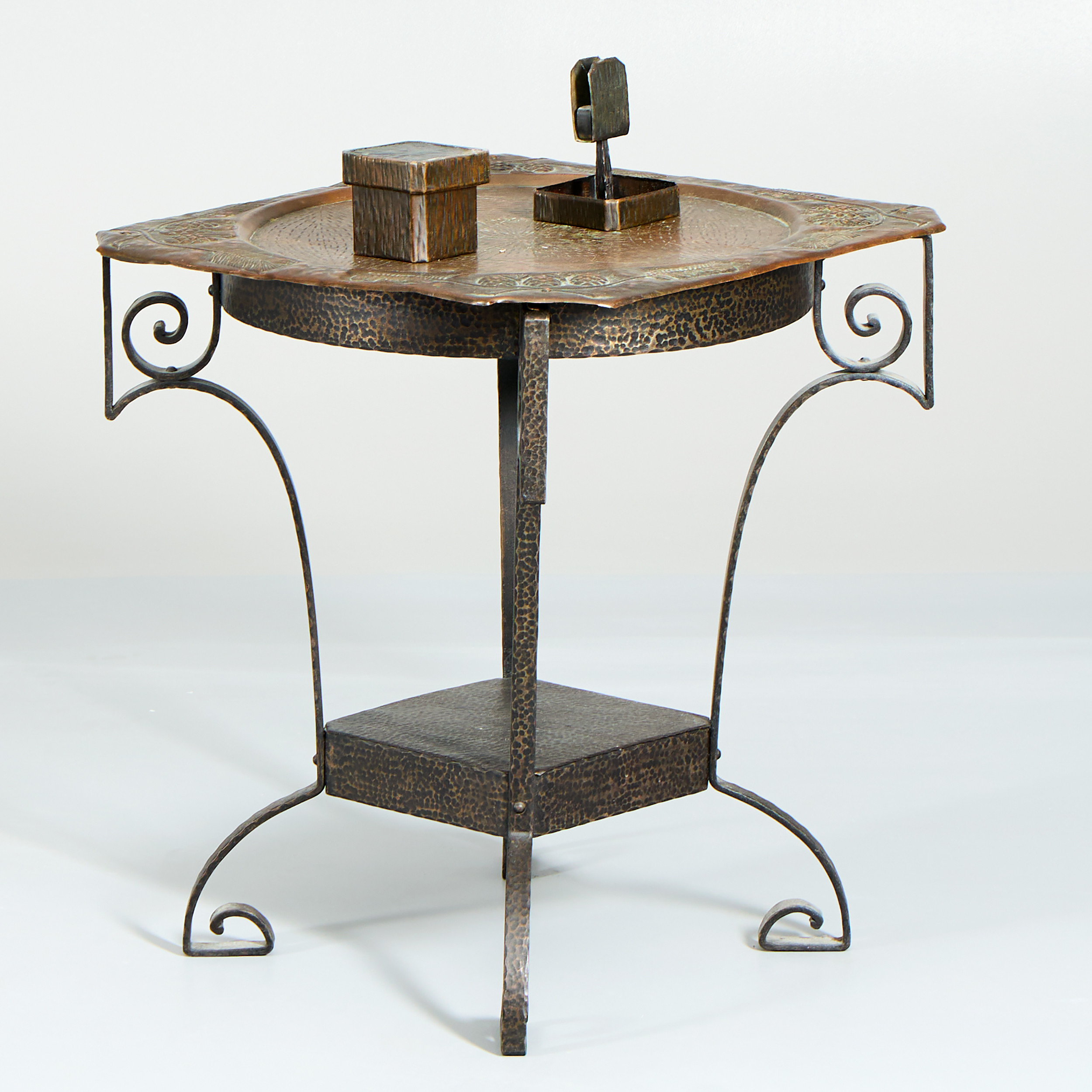 RÖKBORD, med tillbehör. Jugend, tidigt 1900-tal.