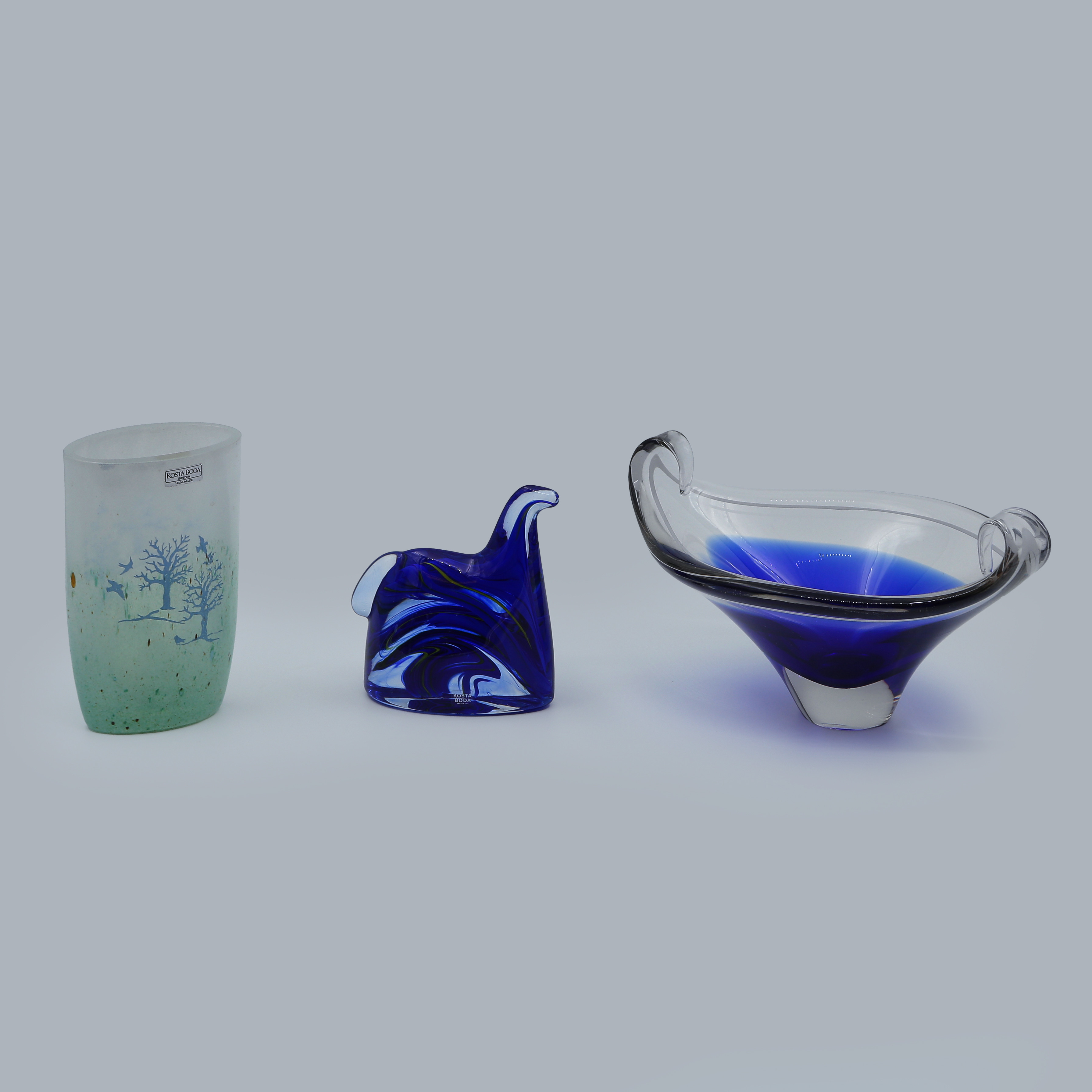 KONSTGLAS, 3 DELAR, KJELL ENGMAN VAS, SKÅL "COQUILLE", SKULPTUR "SWEDISH HORSE" ANNA EHRNER, KOSTA BODA, OSIGNERAD.