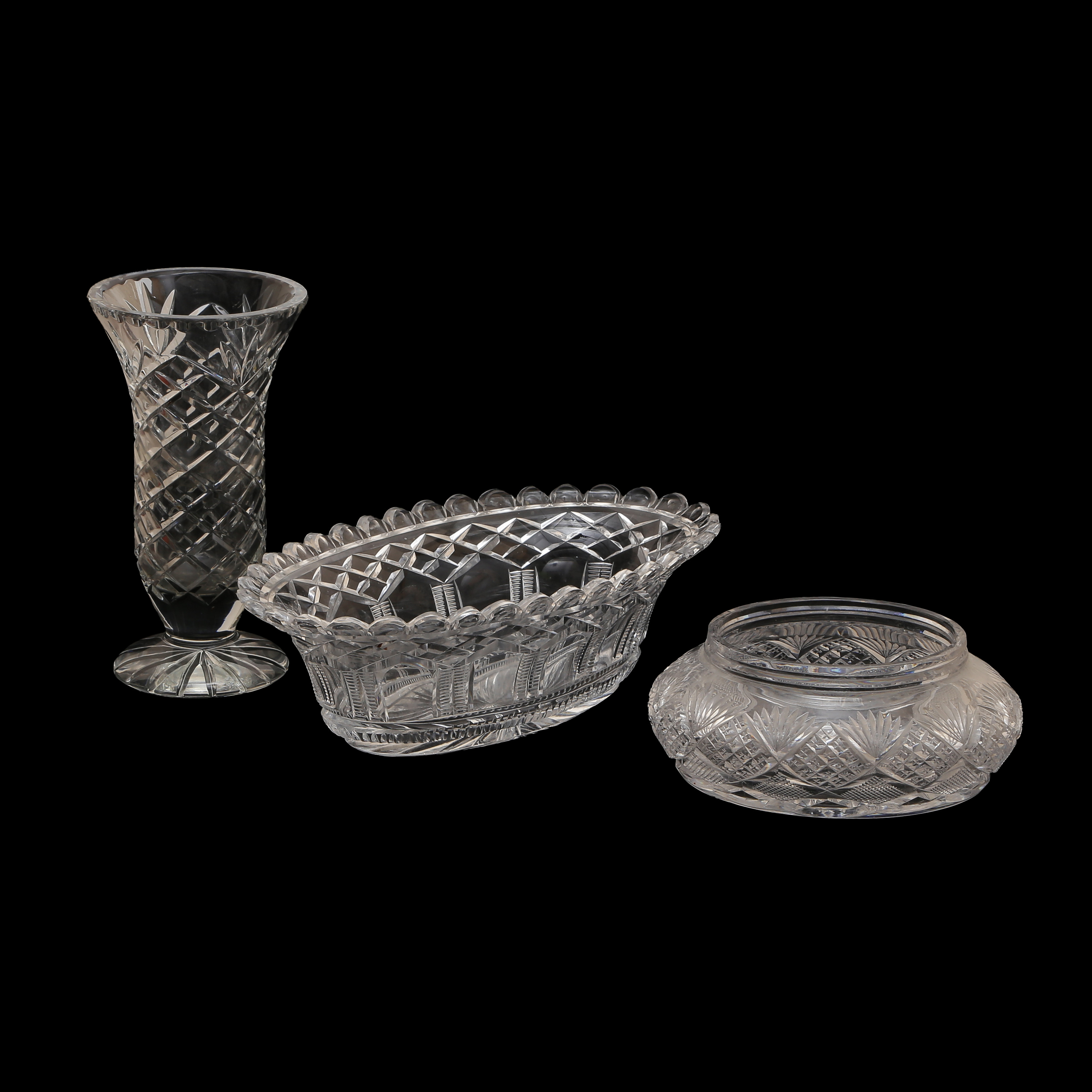 TVÅ SKÅLAR SAMT VAS, SLIPAD KRISTALL, TIDIGT 1900.