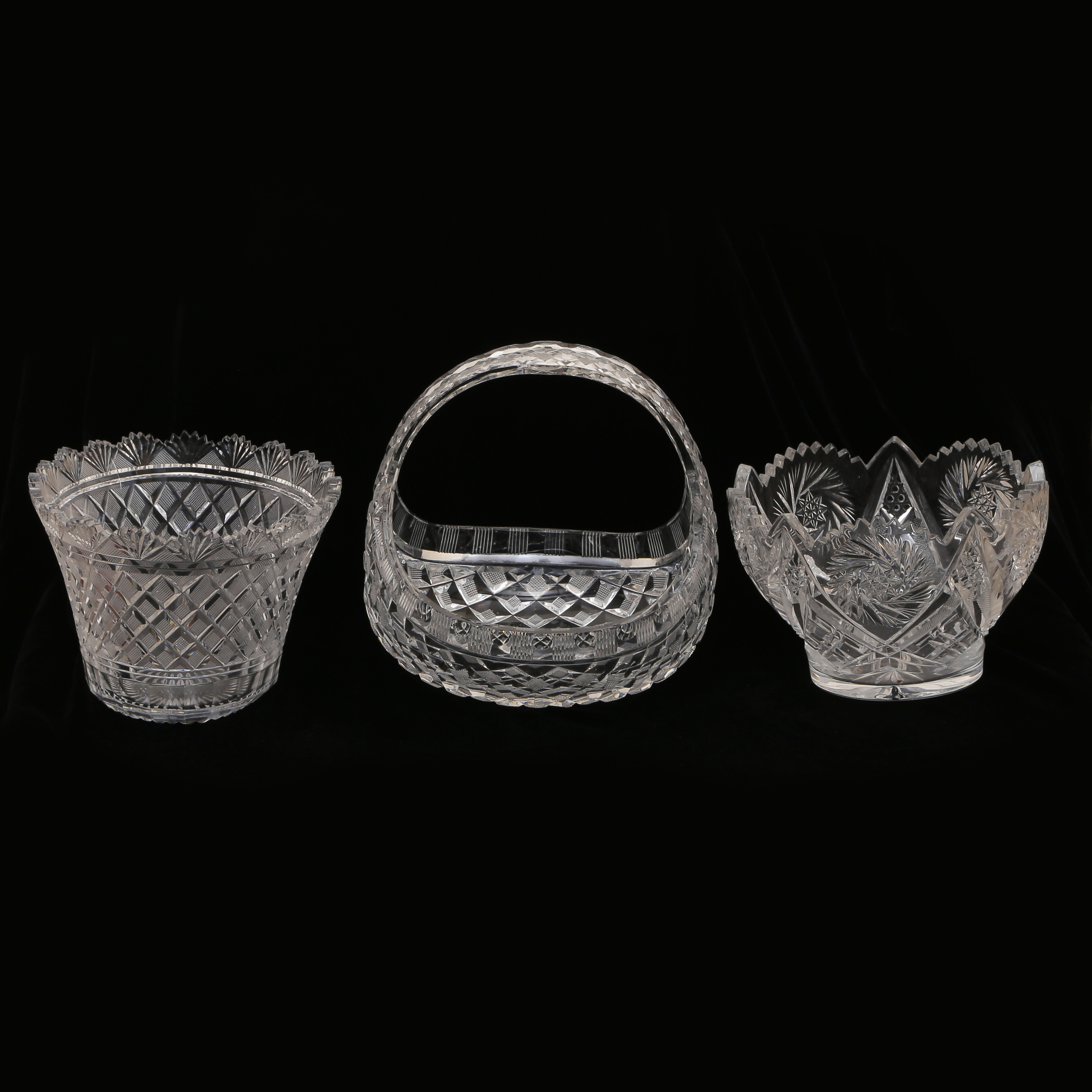 KRISTALLKORG SAMT SKÅLAR, SLIPAD KRISTALL, 1900-TAL.