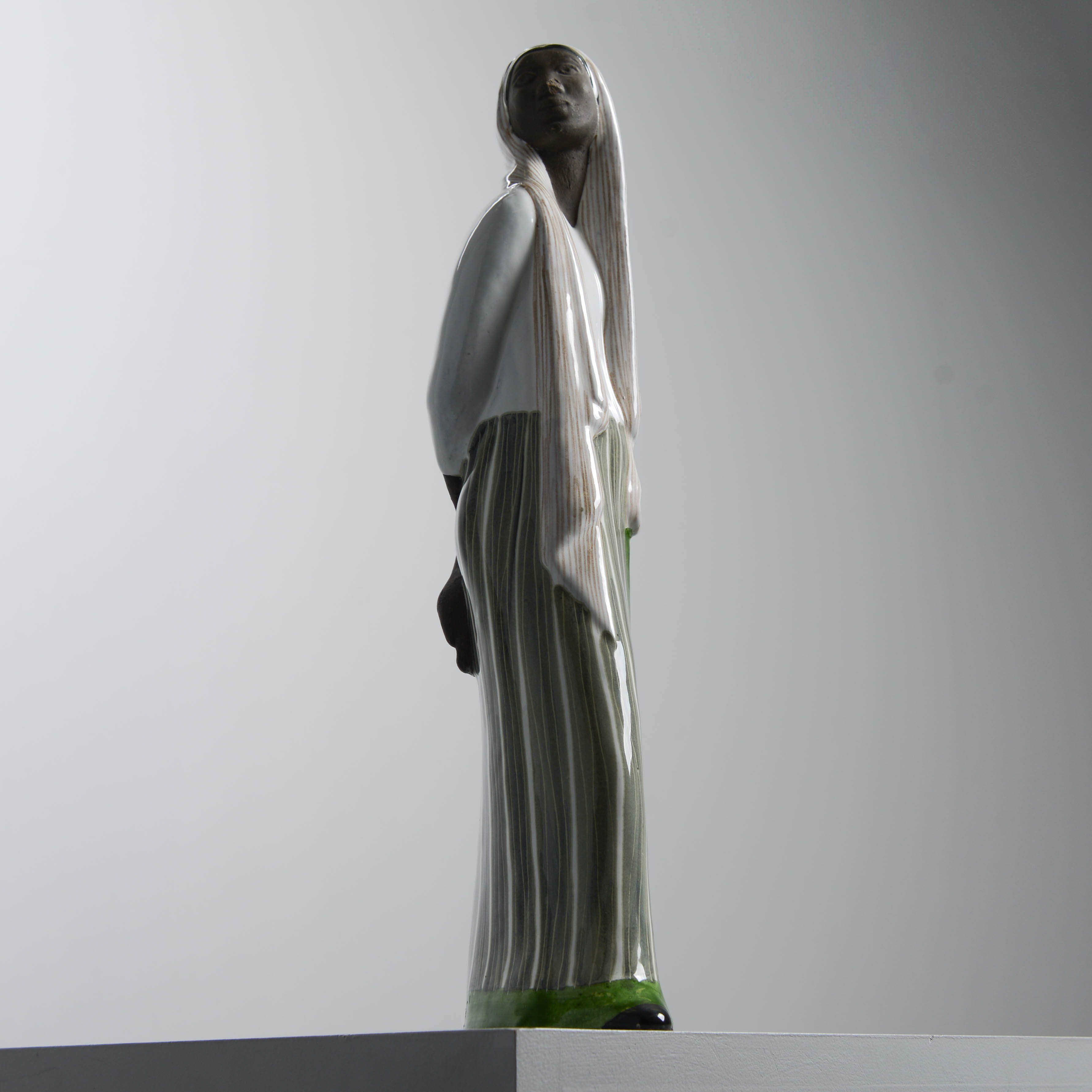 MARI SIMMULSON. "Indonesiska", modell 4159, Upsala Ekeby, 1954-67.