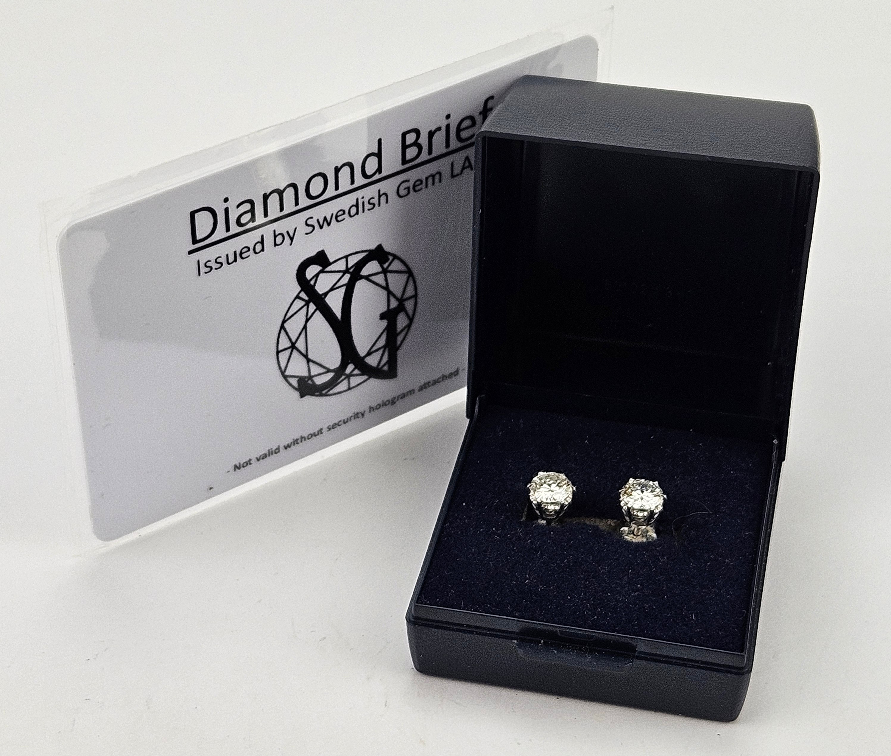 ENSTENSÖRHÄNGEN, ett par, vitguld, med slipade diamanter, ca. 0,54 ct vardera, total vikt ca. 2,9 gram.