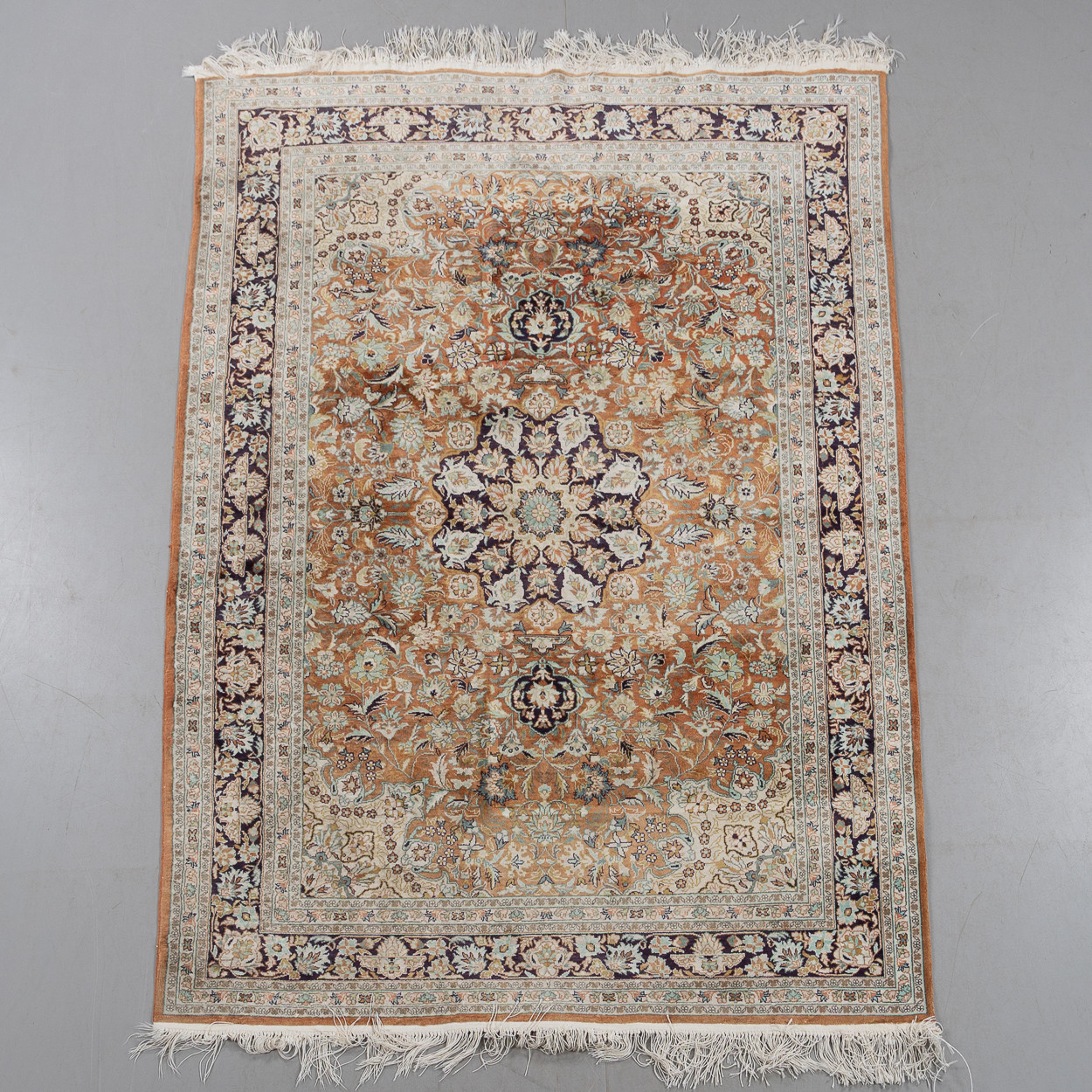 MATTA, troligen persisk Kashan, ca 184 x 125 cm.