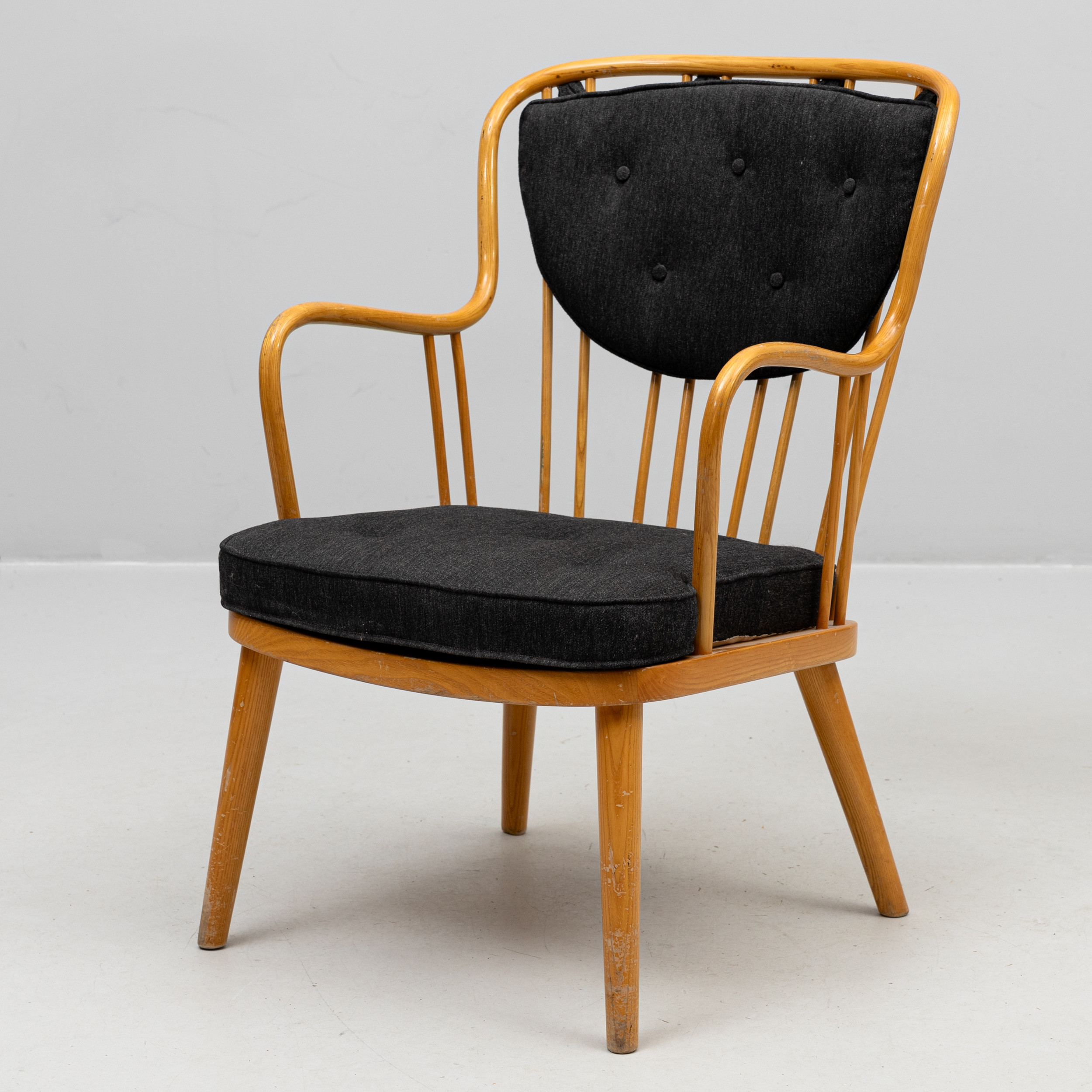 AAGE HERMAN OLSEN. Fåtölj, modell 1774, alm, brickmärkt Kocks Snickerifabrik, 1900-talets mitt.