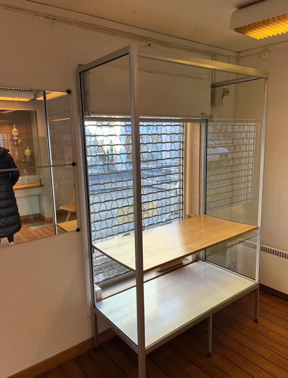 GLASMONTER / BUTIKSINREDNING 2st, metall/glas.