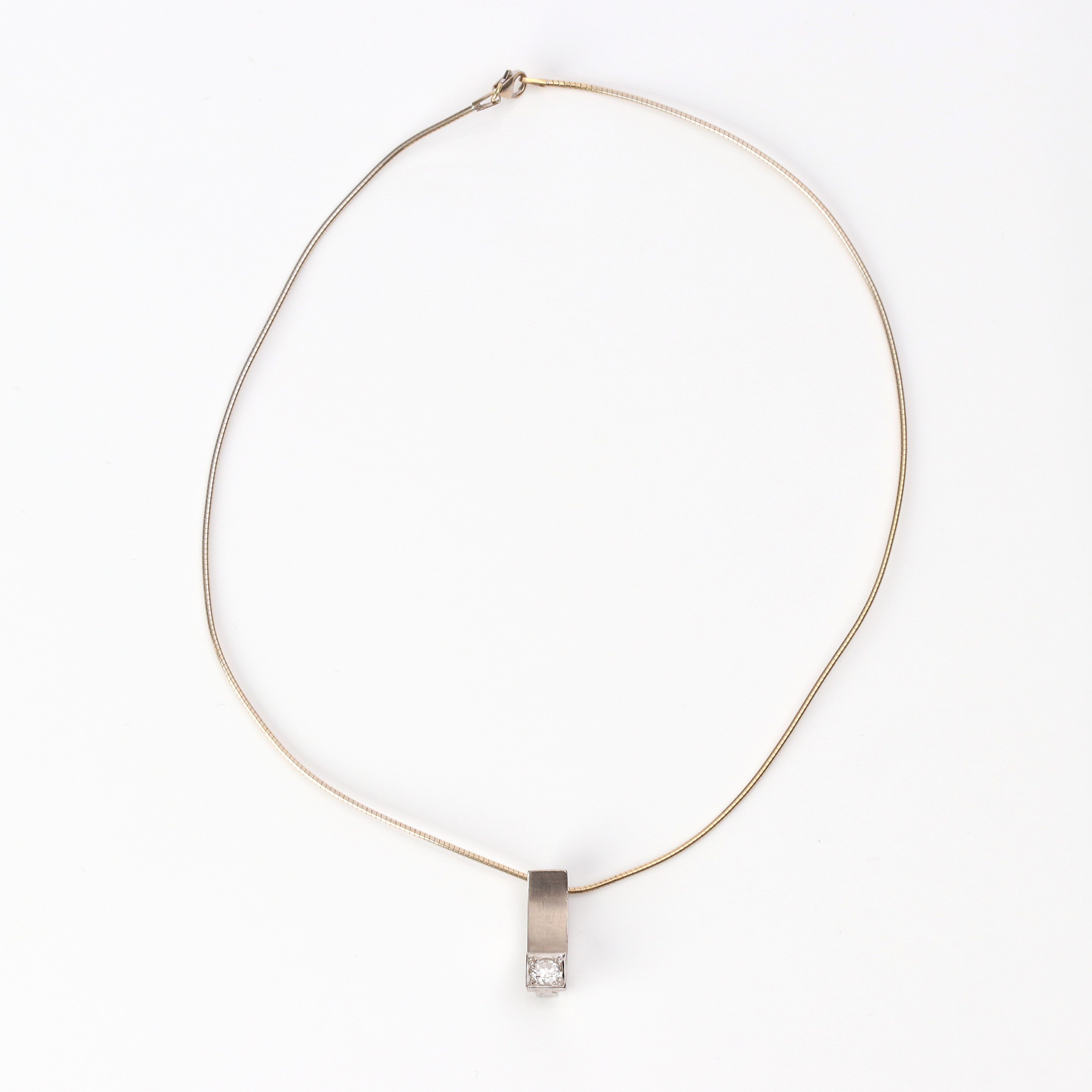 ELON ARENHILL, DIAMANTHÄNGE. 18k vitguld med en briljantslipad diamant, totalvikt ca 10,1 gram.