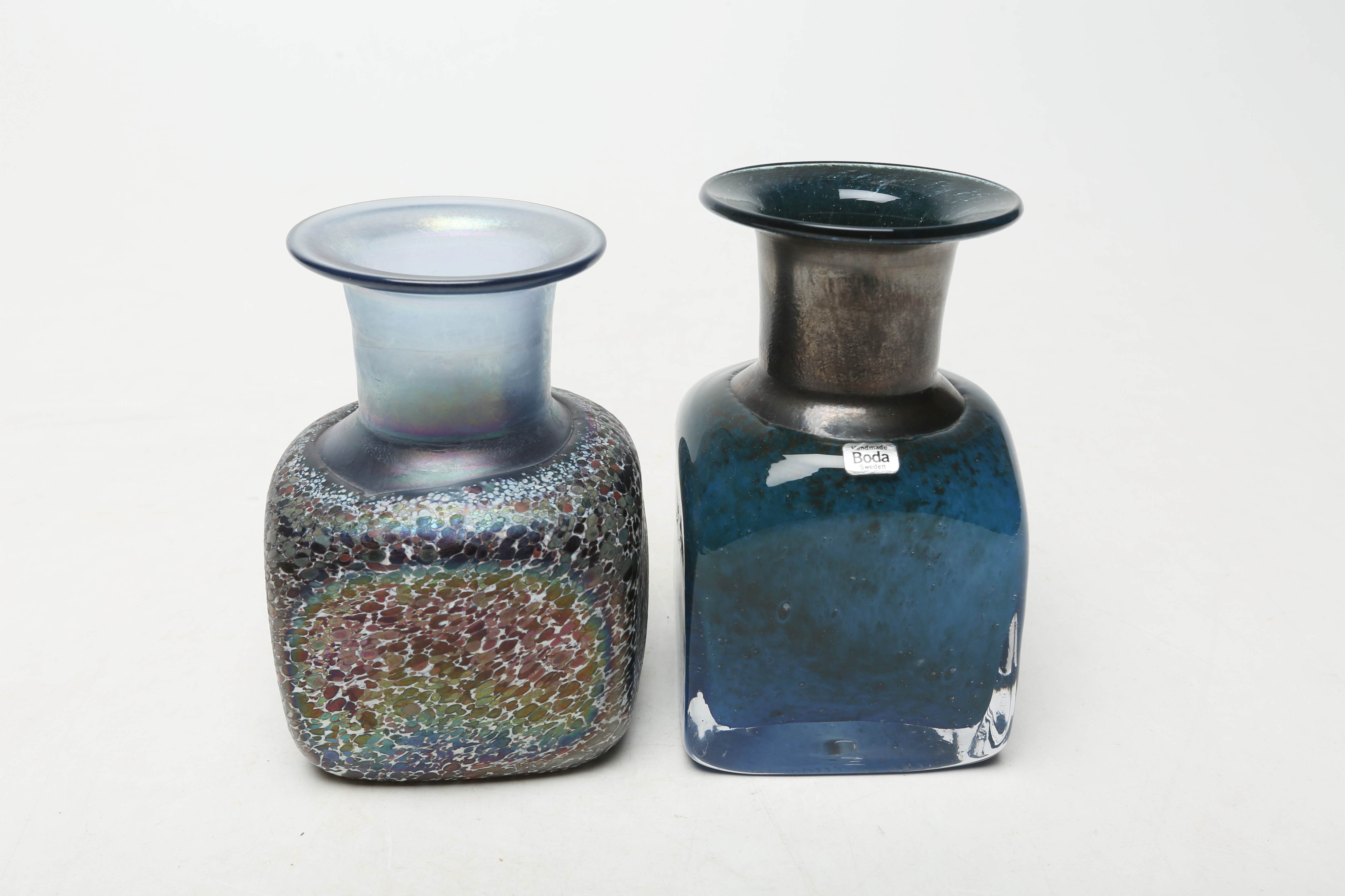 BERTIL VALLIEN. VASER 2 st, glas, Boda, den blå är signerad.