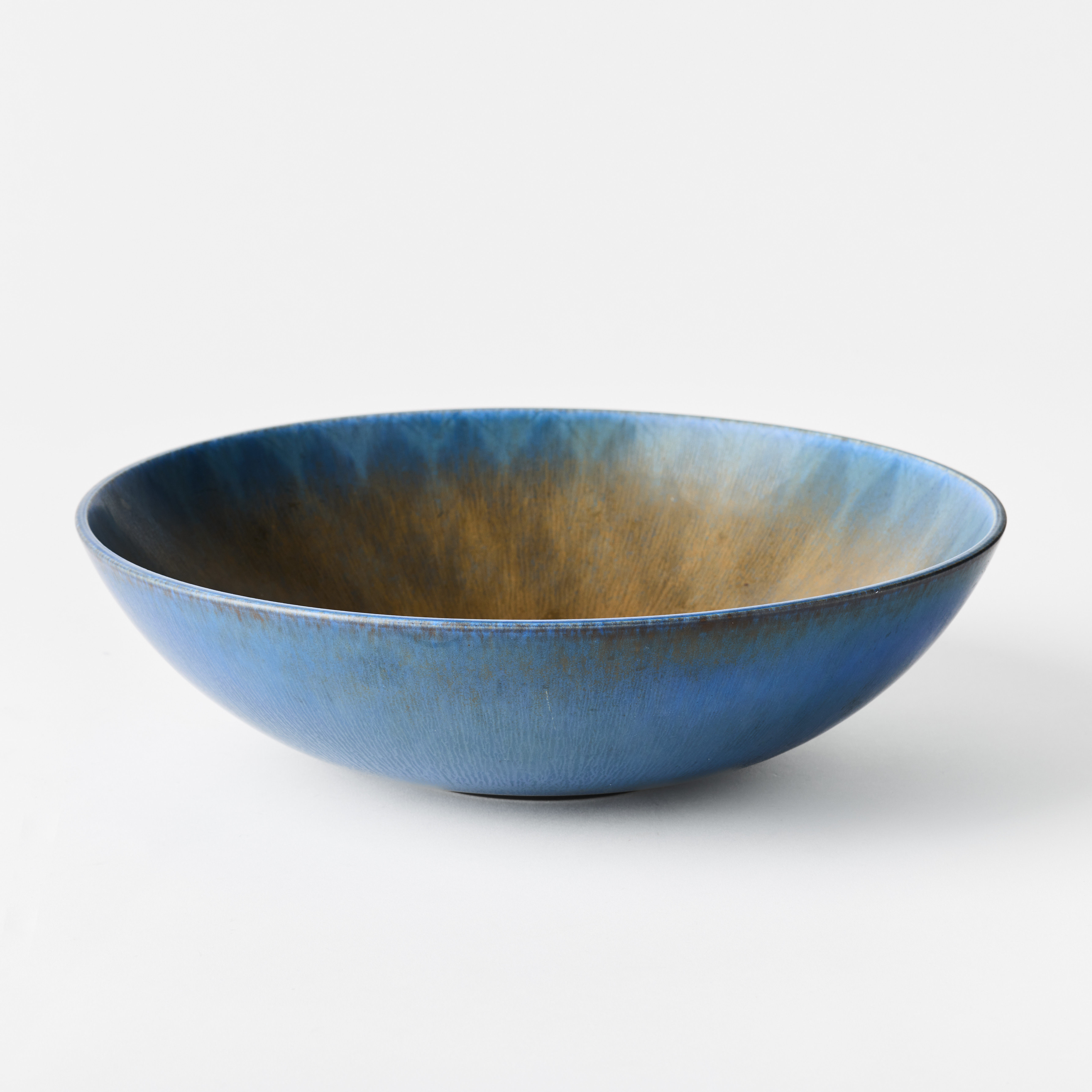 BERNDT FRIBERG. Skål, Gustavsberg 1958, stengods, harpälsglasyr i blått och brunt.