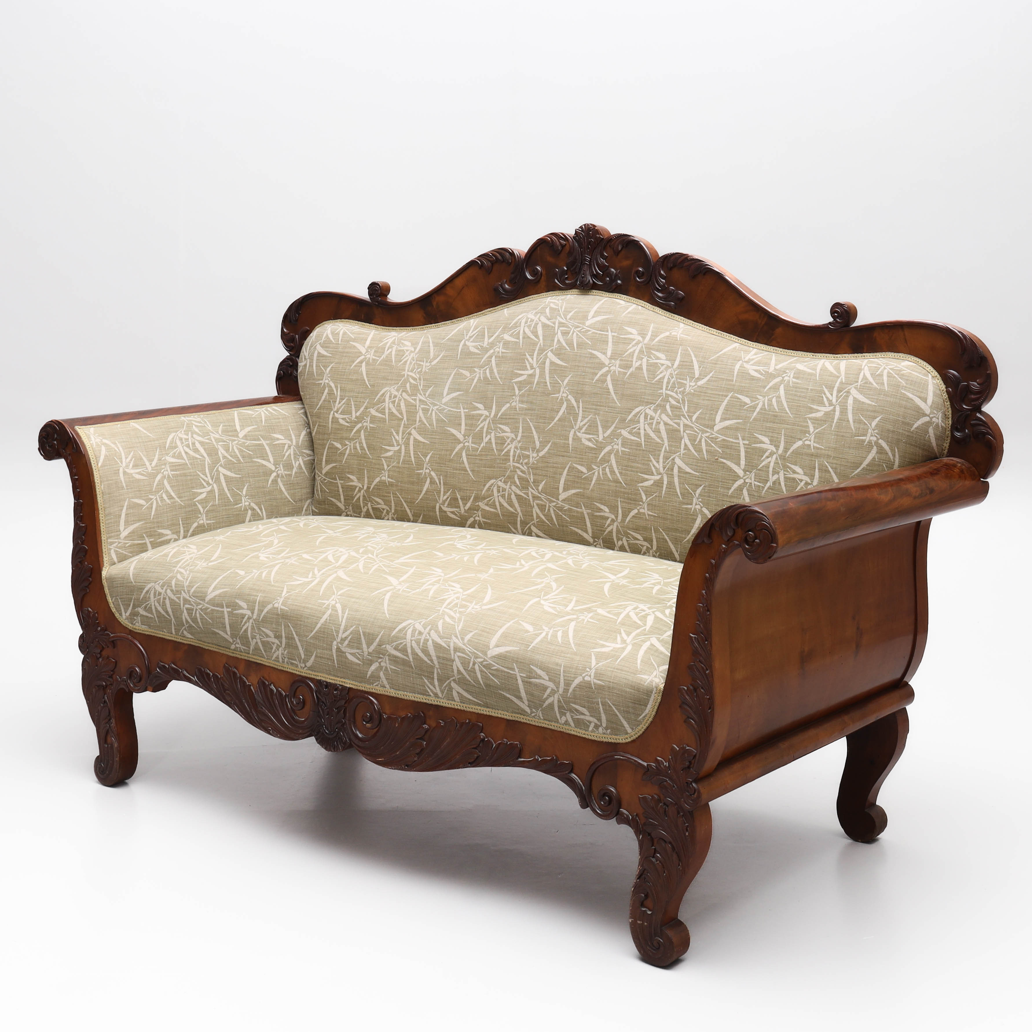 SALONGSSOFFA, valnötsfanér, snidad dekor, 18/1900-tal.