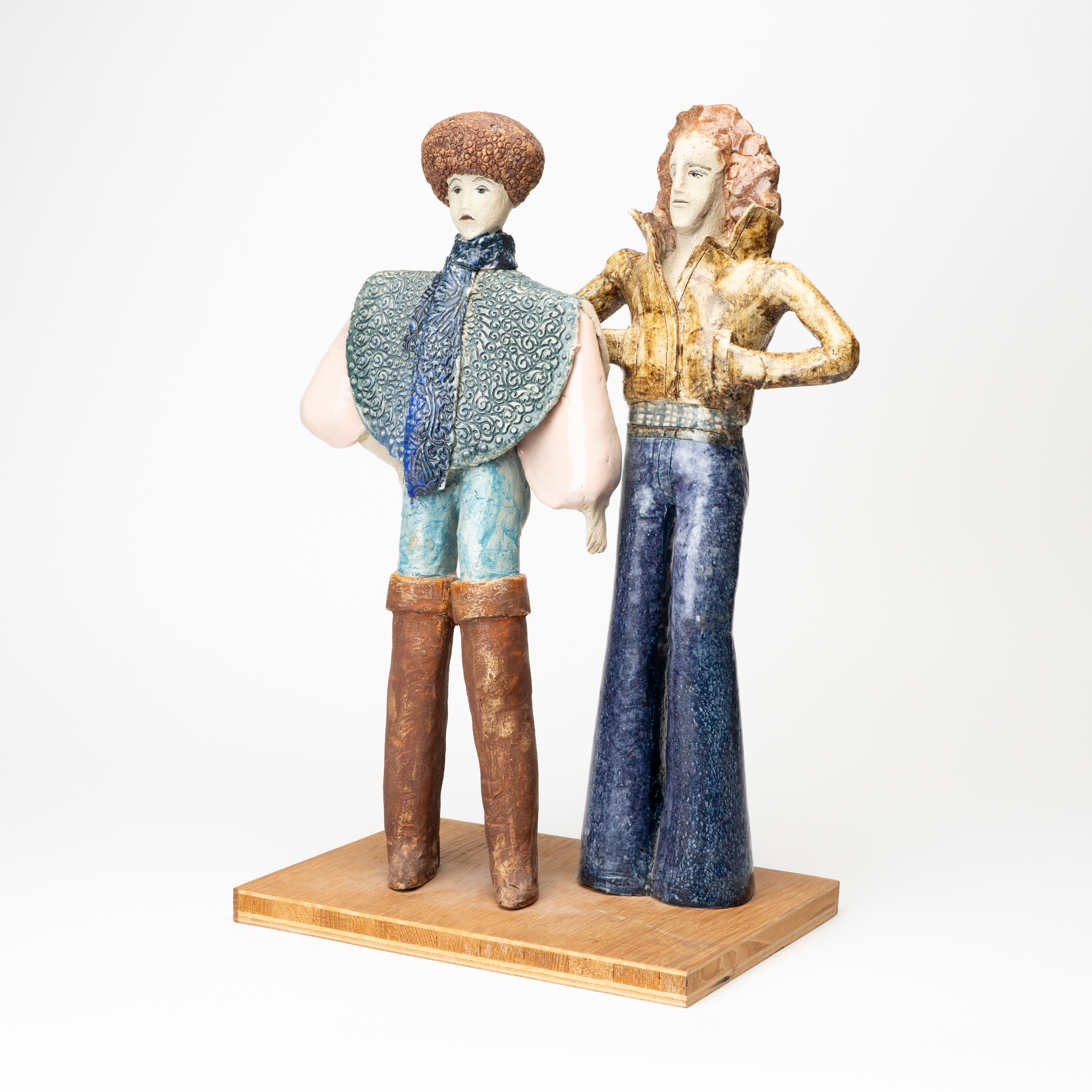 LISA LARSON. Skulpturer, 2 st, unikat, chamotterat stengods, monterade på sockel, Gustavsberg, 1970-tal.