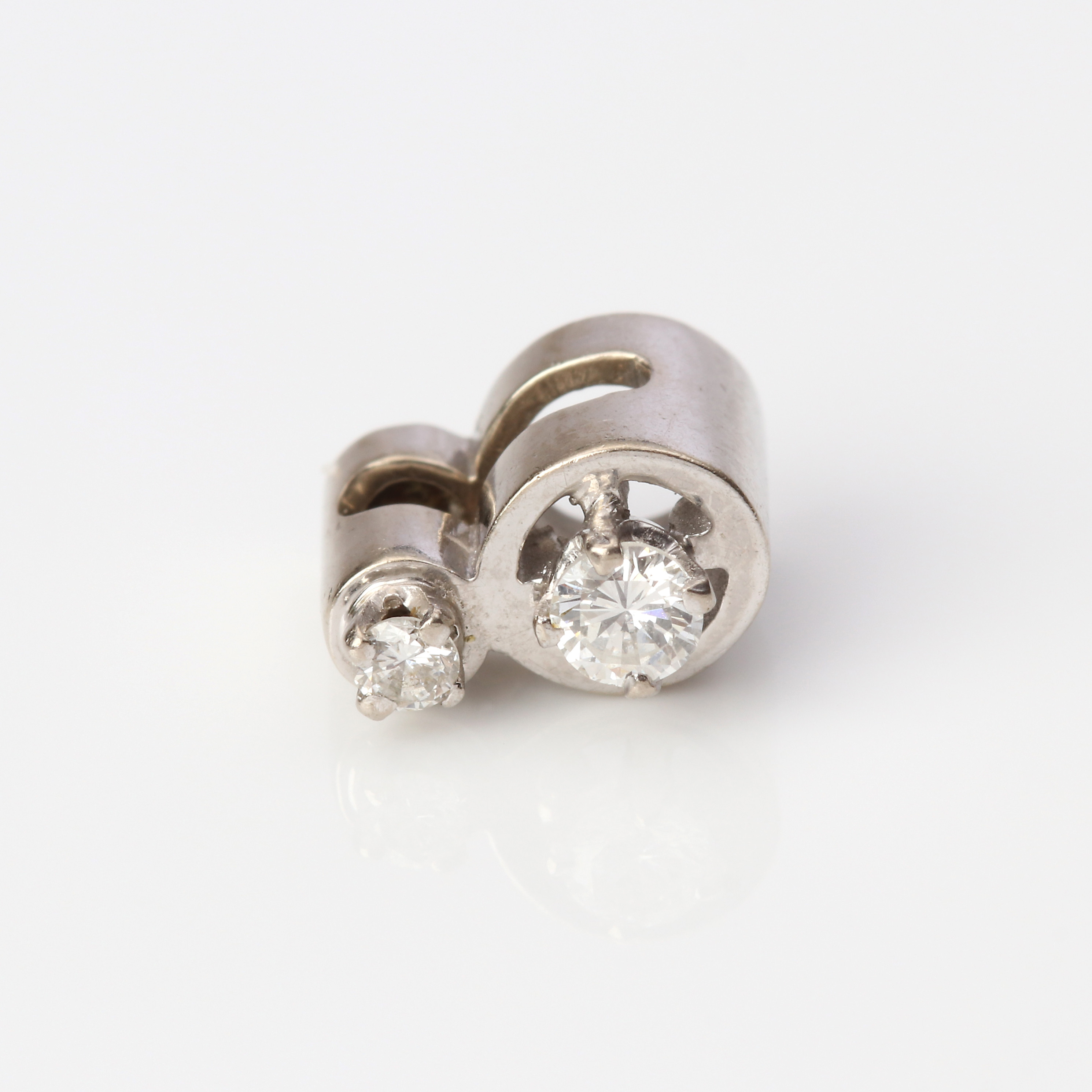 DIAMANTHÄNGE. 18k vitguld med två briljantslipade diamanter, totalvikt ca 1,2 gram.