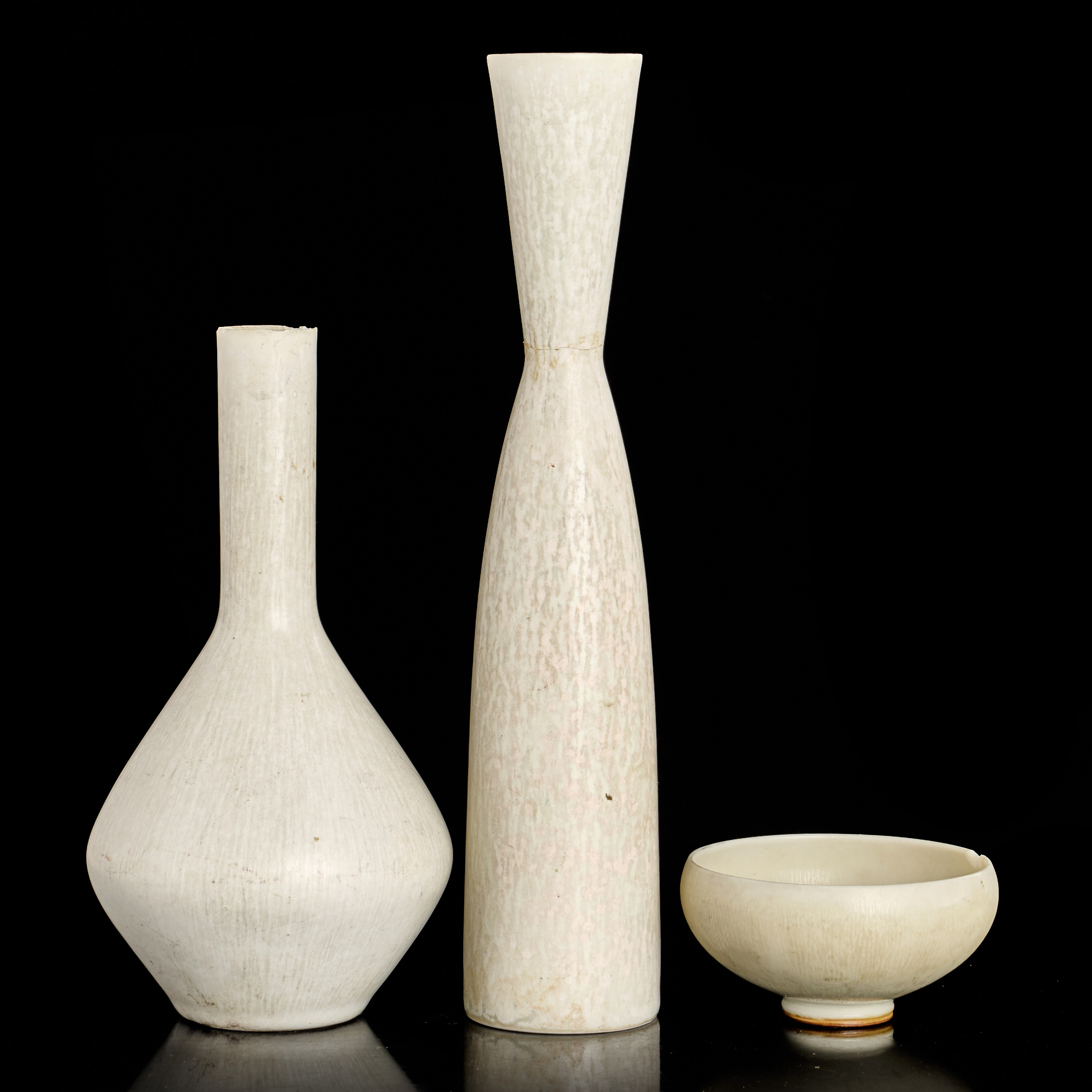 CARL-HARRY STÅLHANE & BERNDT FRIBERG. Stengods, 3 delar, vaser samt skål, vit harpälsglasyr, Rörstrand resp. Gustavsberg. 1900-talets mitt.