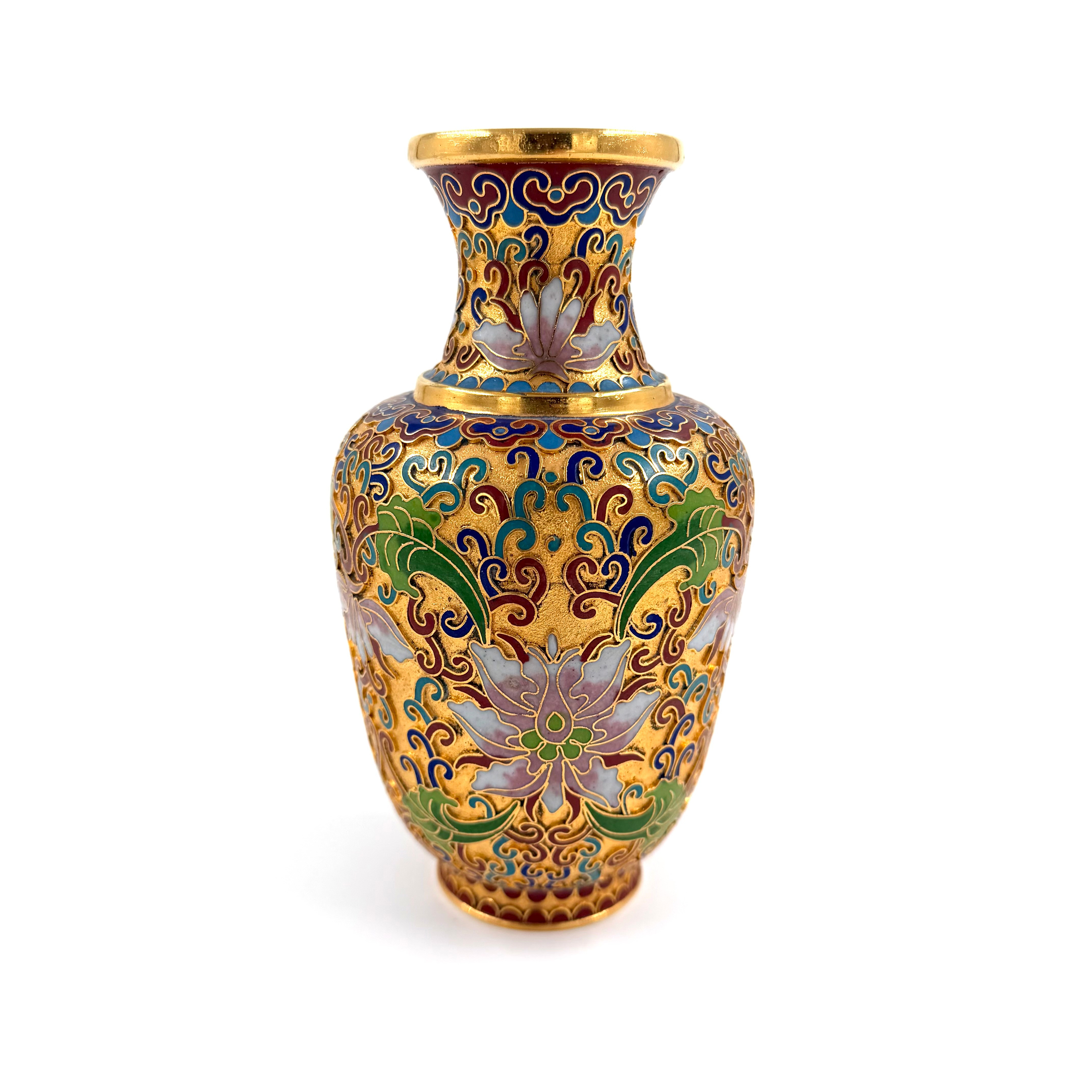 VAS, 19/2000-tal, cloisonné, emaljfärger på mässing, polykrom dekor med stiliserade blomster.