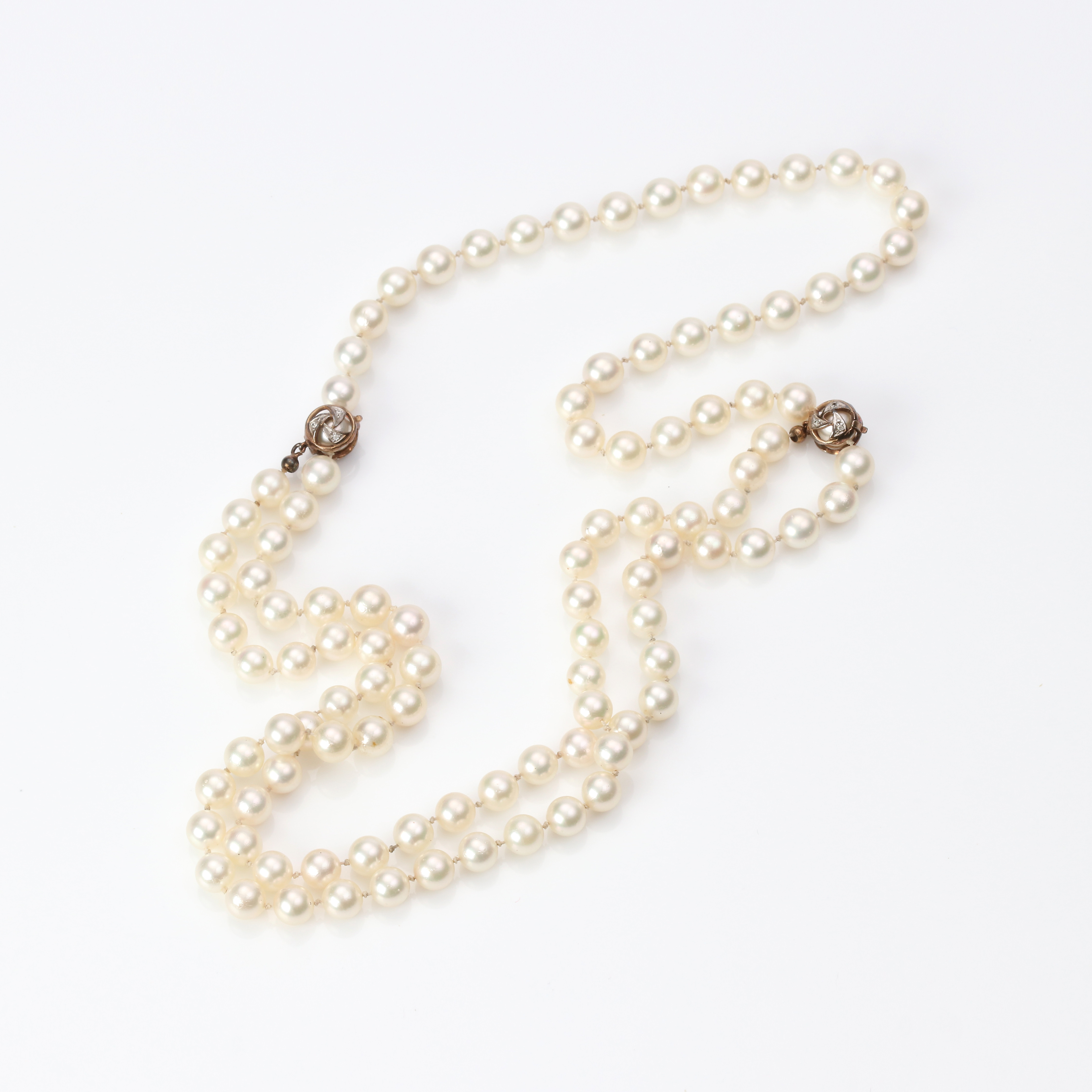 LÅNG PÄRLCOLLIER. Odlade pärlor, sannolikt saltvattenpärlor, lås i förgyllt sterlingsilver.