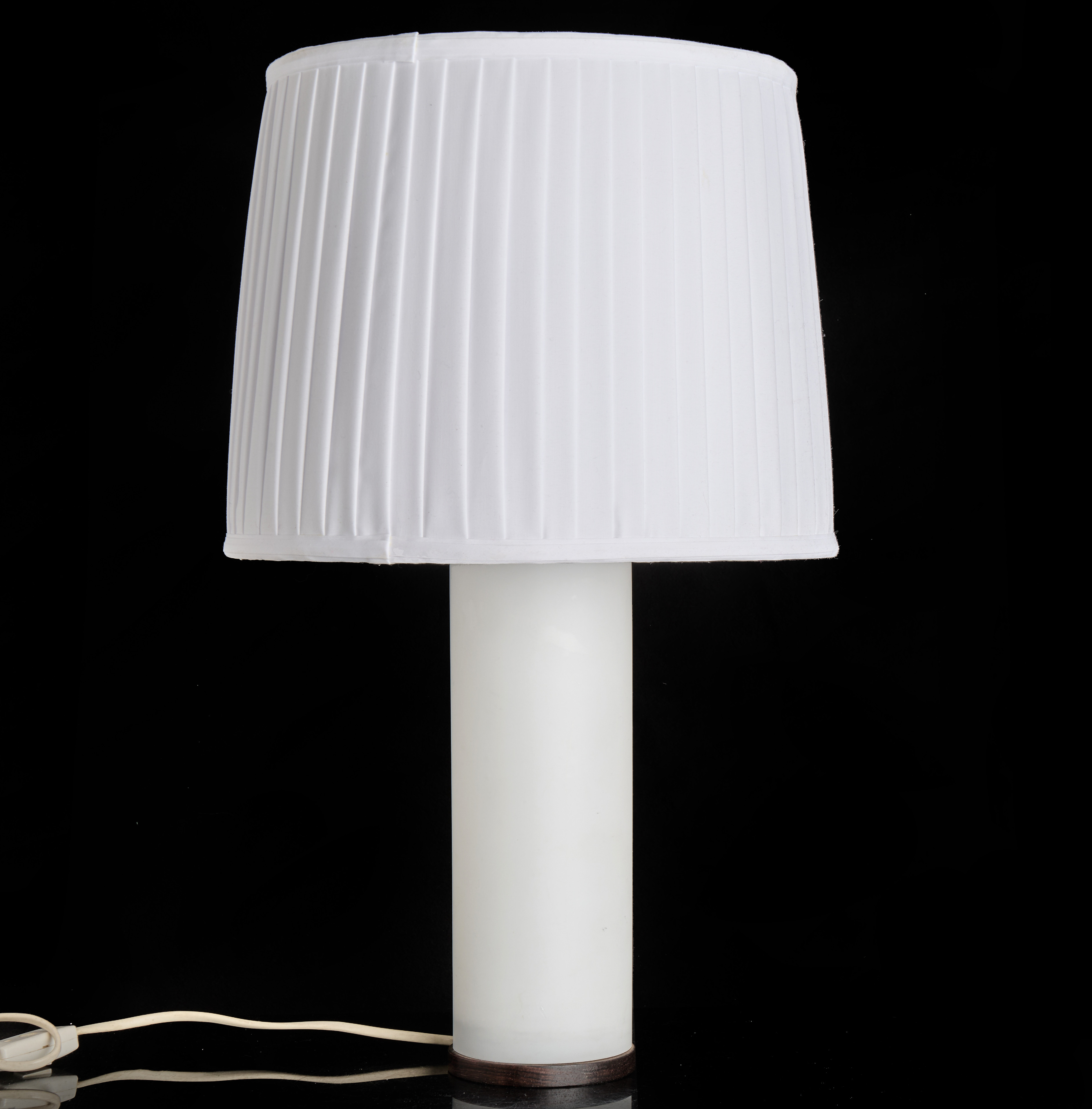 UNO & ÖSTEN KRISTIANSSON. Bordslampa, Luxus, Vittsjö, 1960/70-tal, etikettmärkt. matterat opalglas på sockel i trä, plisserad textilskärm.