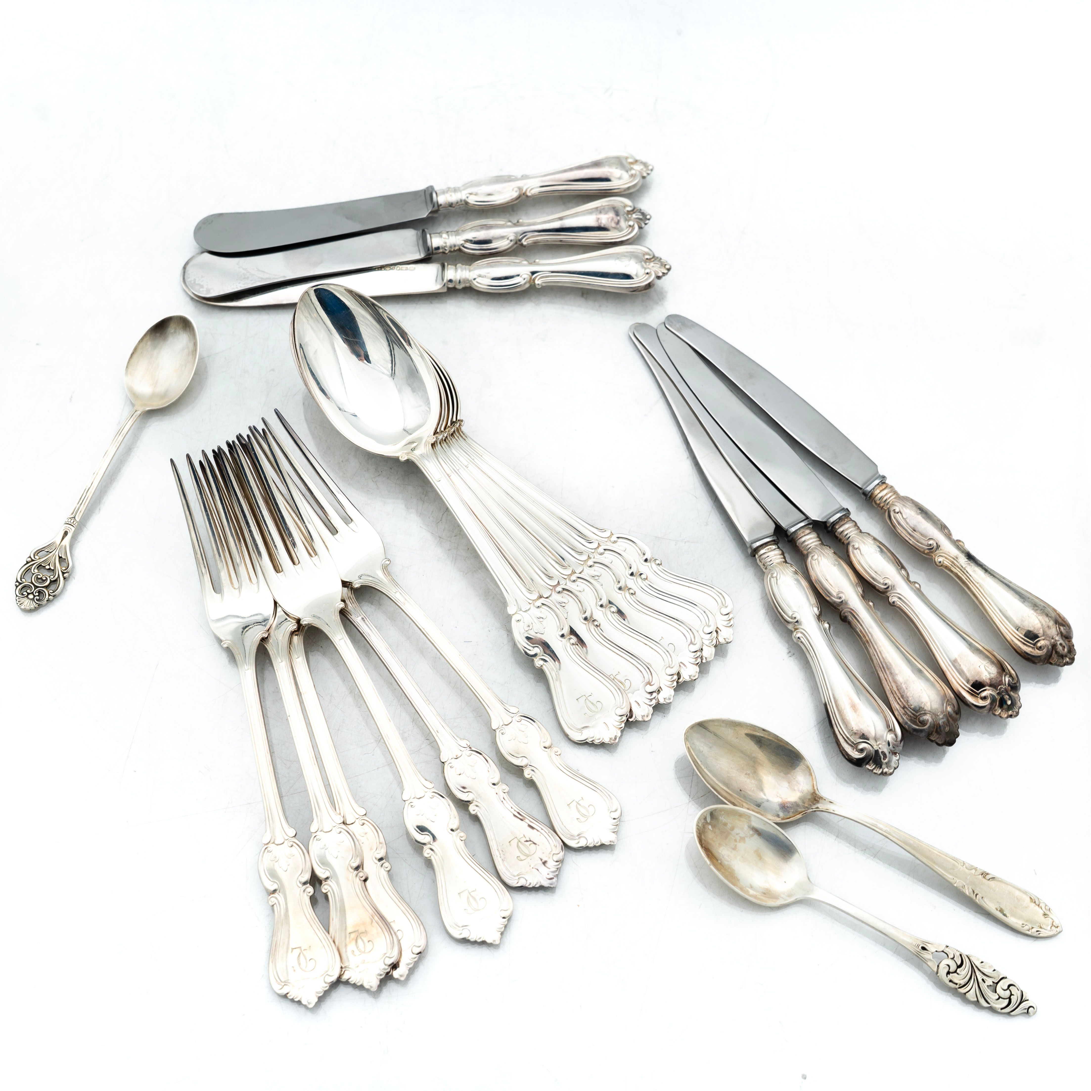 SILVERBESTICK, "Olga", 19 delar samt 3 udda skedar, 1900-tal.