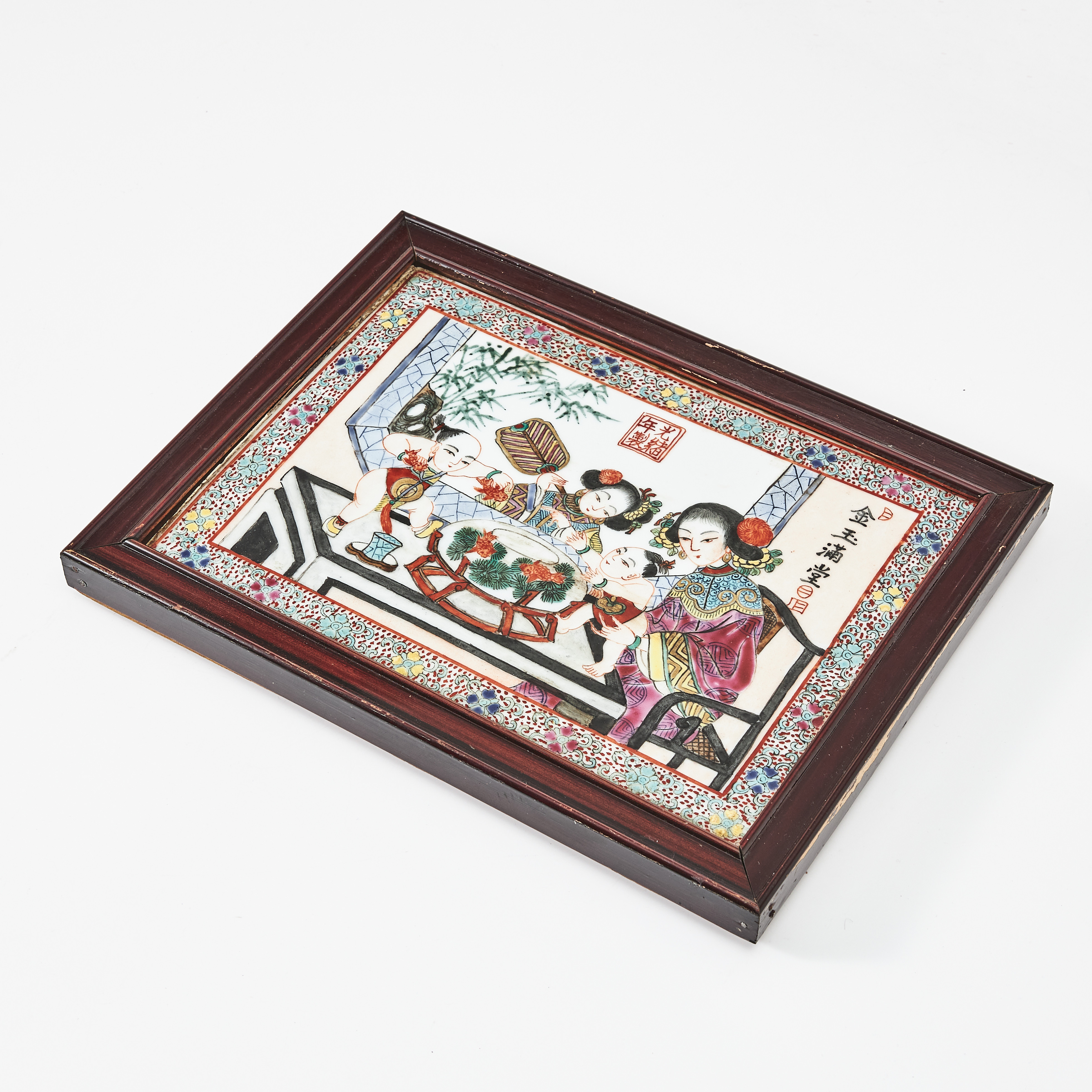 VÄGGPLAKETT, porslin, Kina, 1900-tal, familjescen.