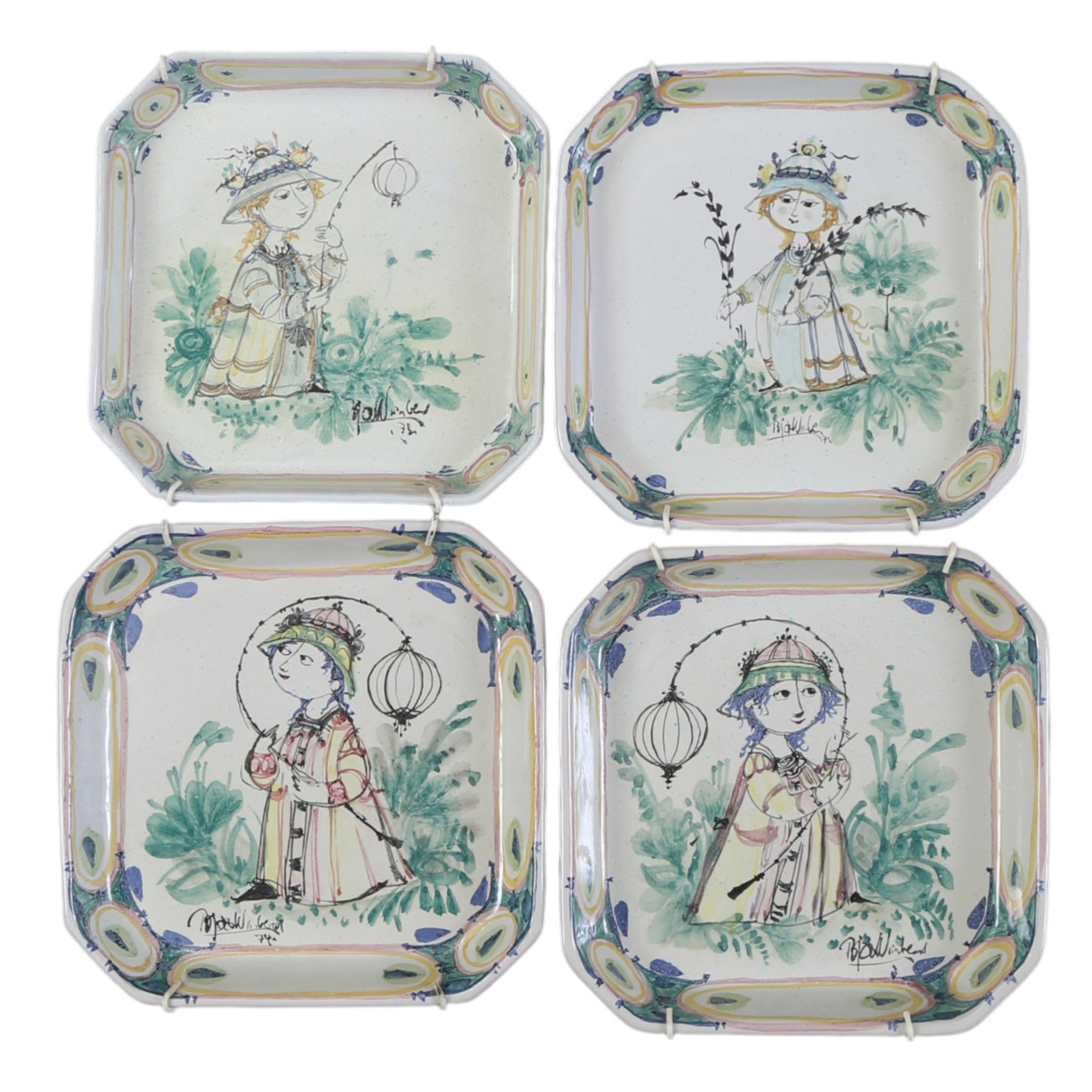 BJØRN WIINBLAD (1918–2006). Et sæt på fire ottekantede fade af lertøj med figurdekoration i polykrom glasur (4).