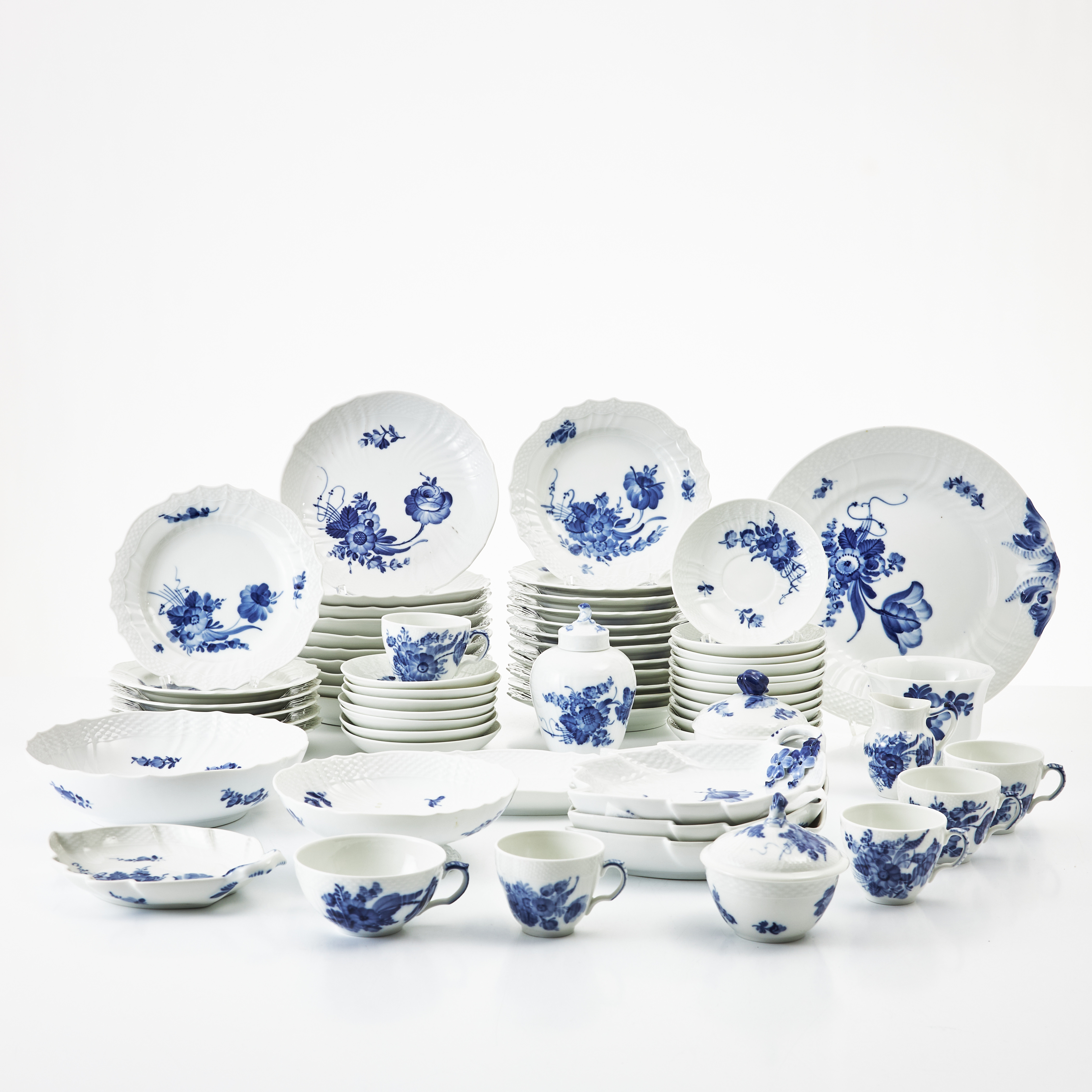 ROYAL COPENHAGEN. kaffeservis "Blå blomst", 70 delar.