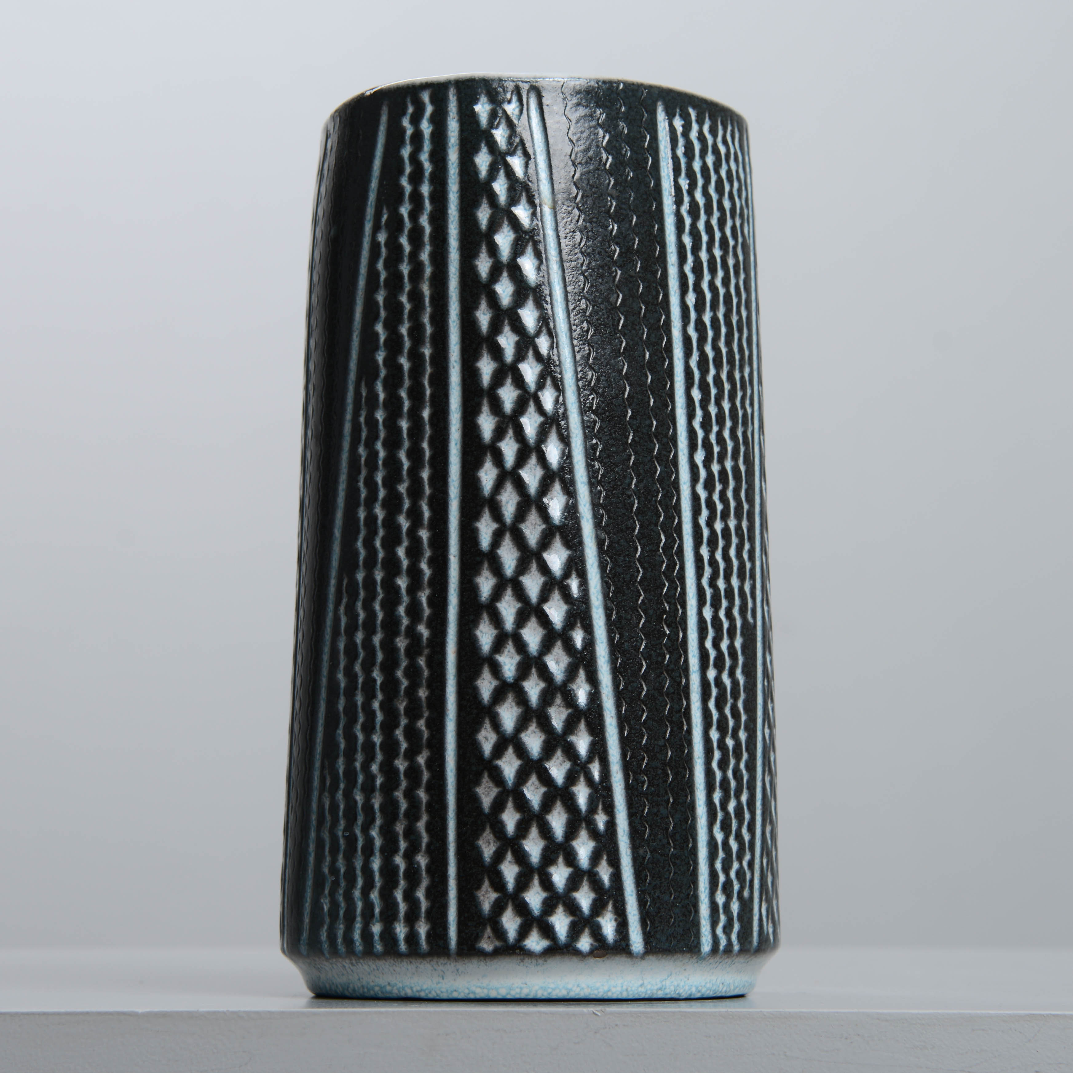 MARI SIMMULSON. Vas, modell 1034/139, Turitz & Co, Upsala-Ekeby.