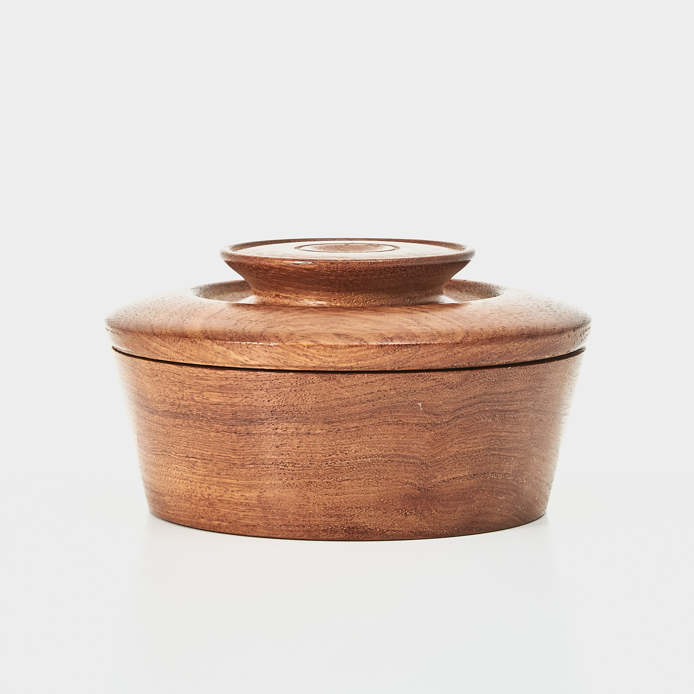 RUDIGER VON MÜNCHOW (1913-1992). ask med lock, Svensk Hemslöjd, ristad monogramsignatur på undersidan.