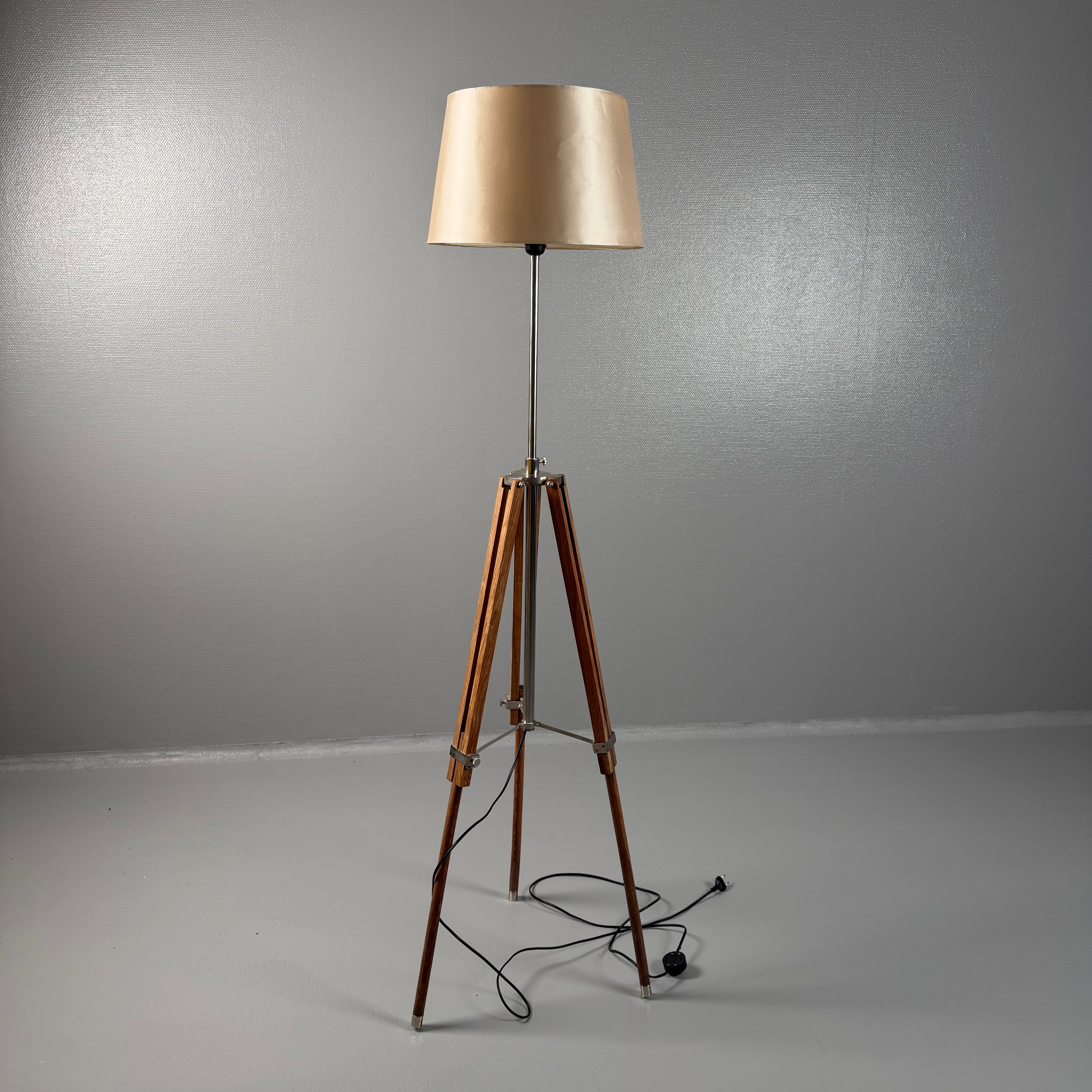 GOLVLAMPA, 1900/2000-tal, tripodstativ, etikettmärkt I.T.S Interstil Interior AB, höj- och sänkbar.