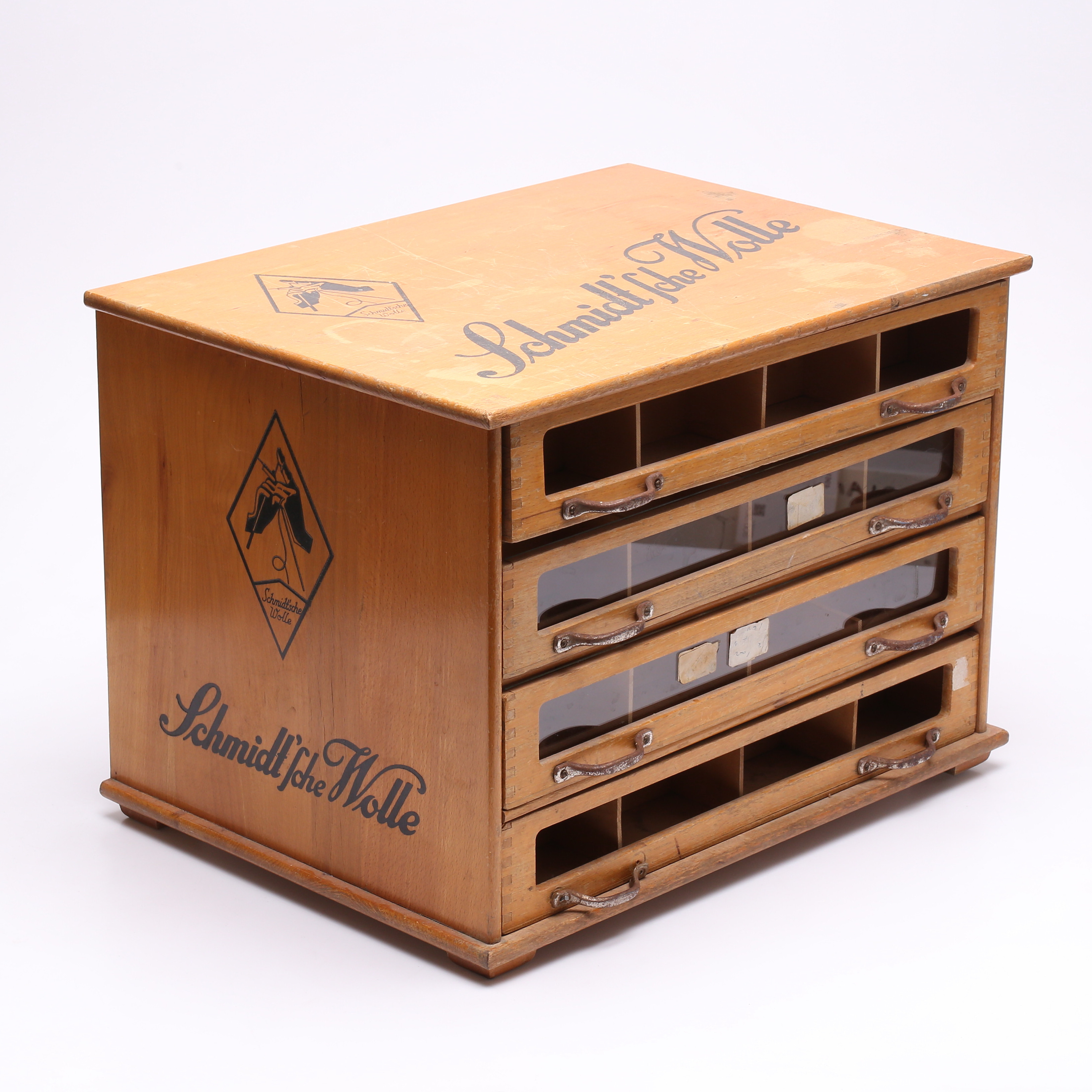 DISPLAYSKÅP/SYBEHÖRSSKRIN, trä och glas, Schmidtíche Wolle, Tyskland, 1900-talets första hälft.