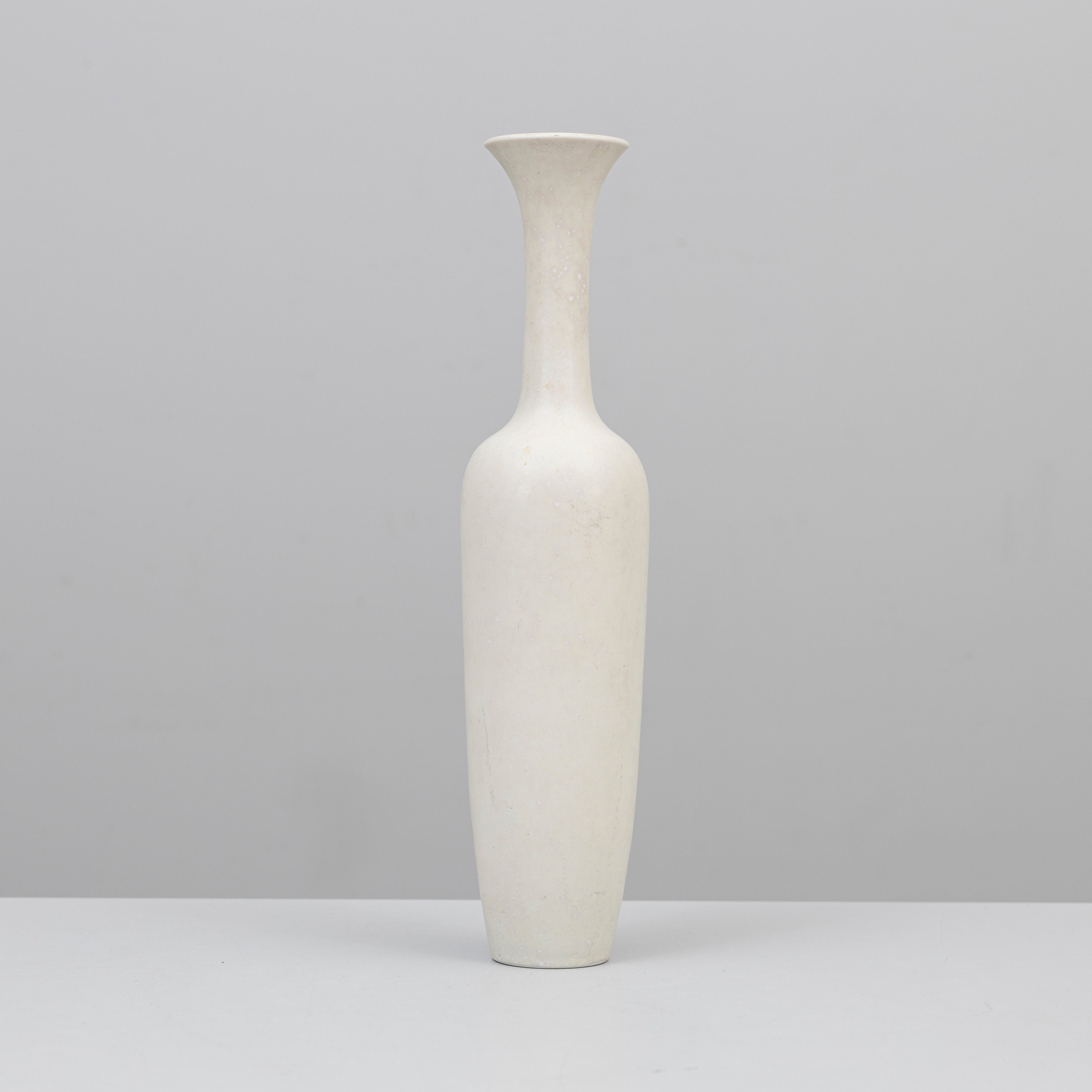 GUNNAR NYLUND. Vas, äggskalsglasyr, signerad, Rörstrand, 1950/60-tal.