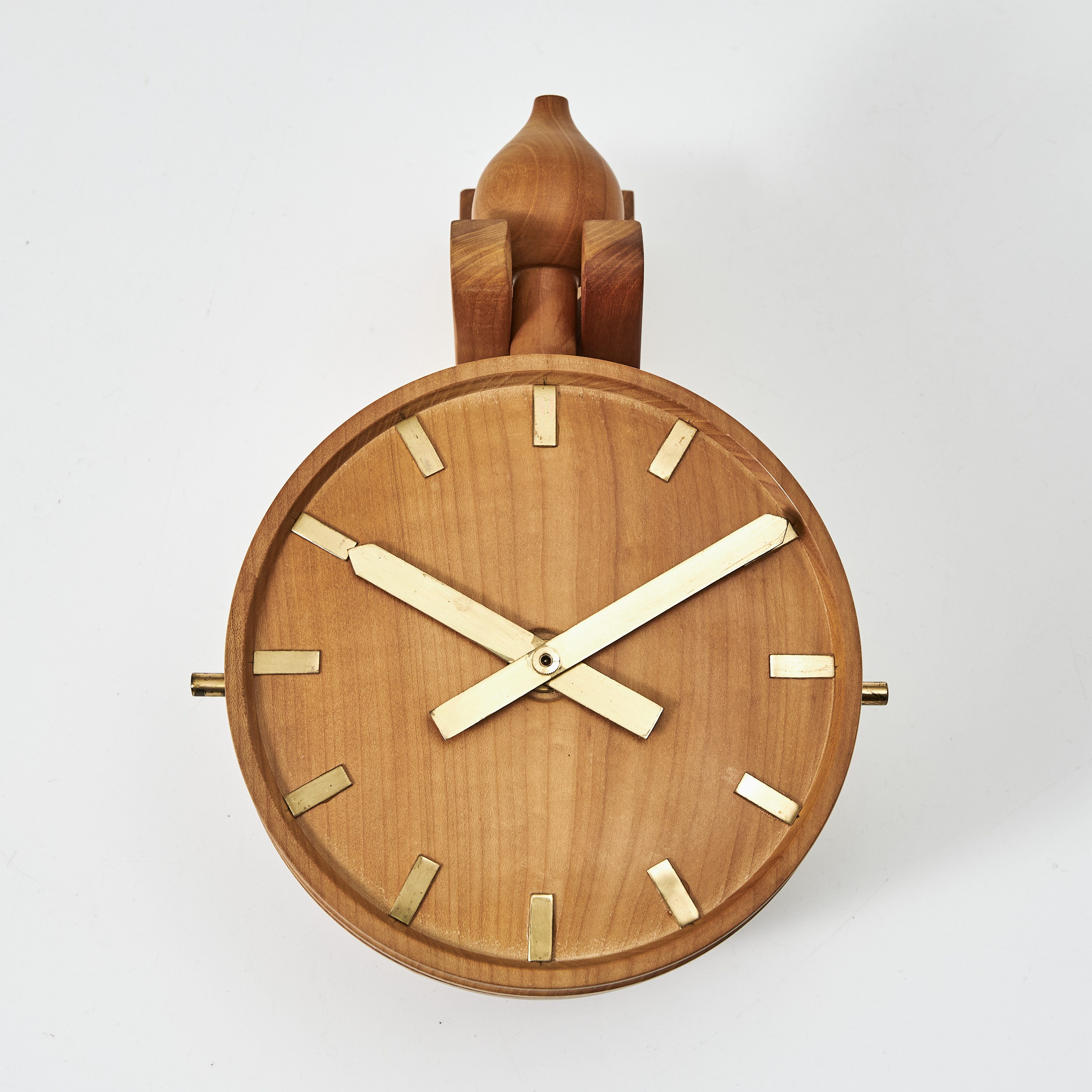 RUDIGER VON MÜNCHOW (1913-1992). väggur, stomme i furu, detaljer i mässing, Svensk Hemslöjd, 1900-talets mitt.