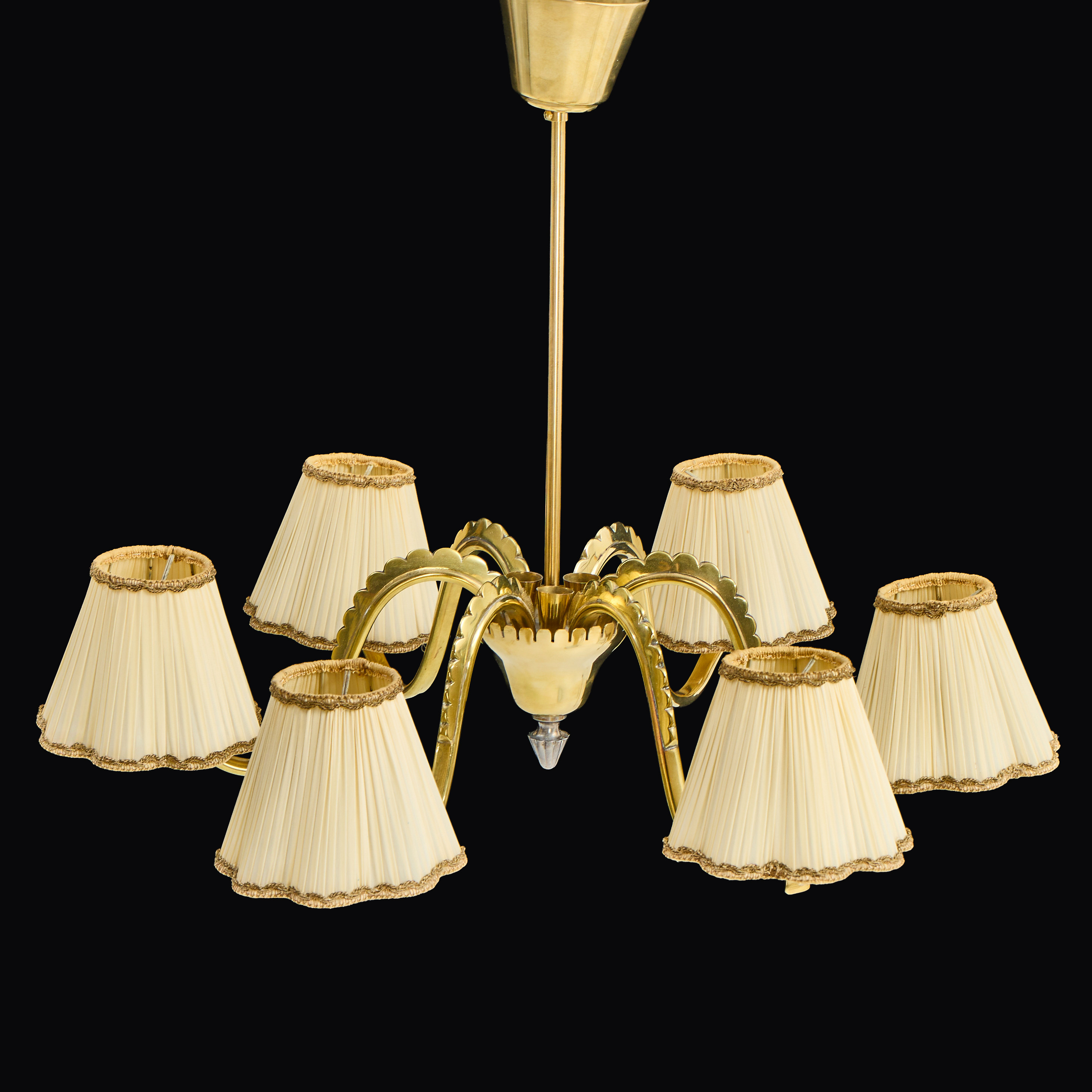 TAKAMARMATUR, 6 ljuspunkter, mässing, textilskärmar. Enligt uppgift Harald Notini för Böhlmarks Lampfabrik.