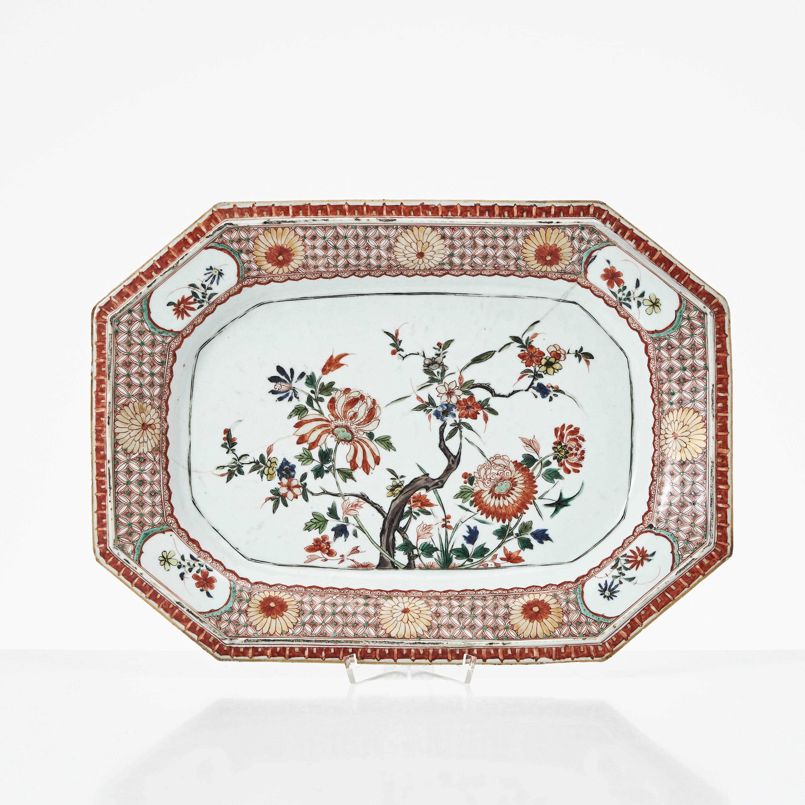 FAT, porslin, Kina, Kangxi (1662-1722), famille verte, oktagonal bräm, pie crust edge, dekor av blommor i emaljfärger, järnoxid samt guld.