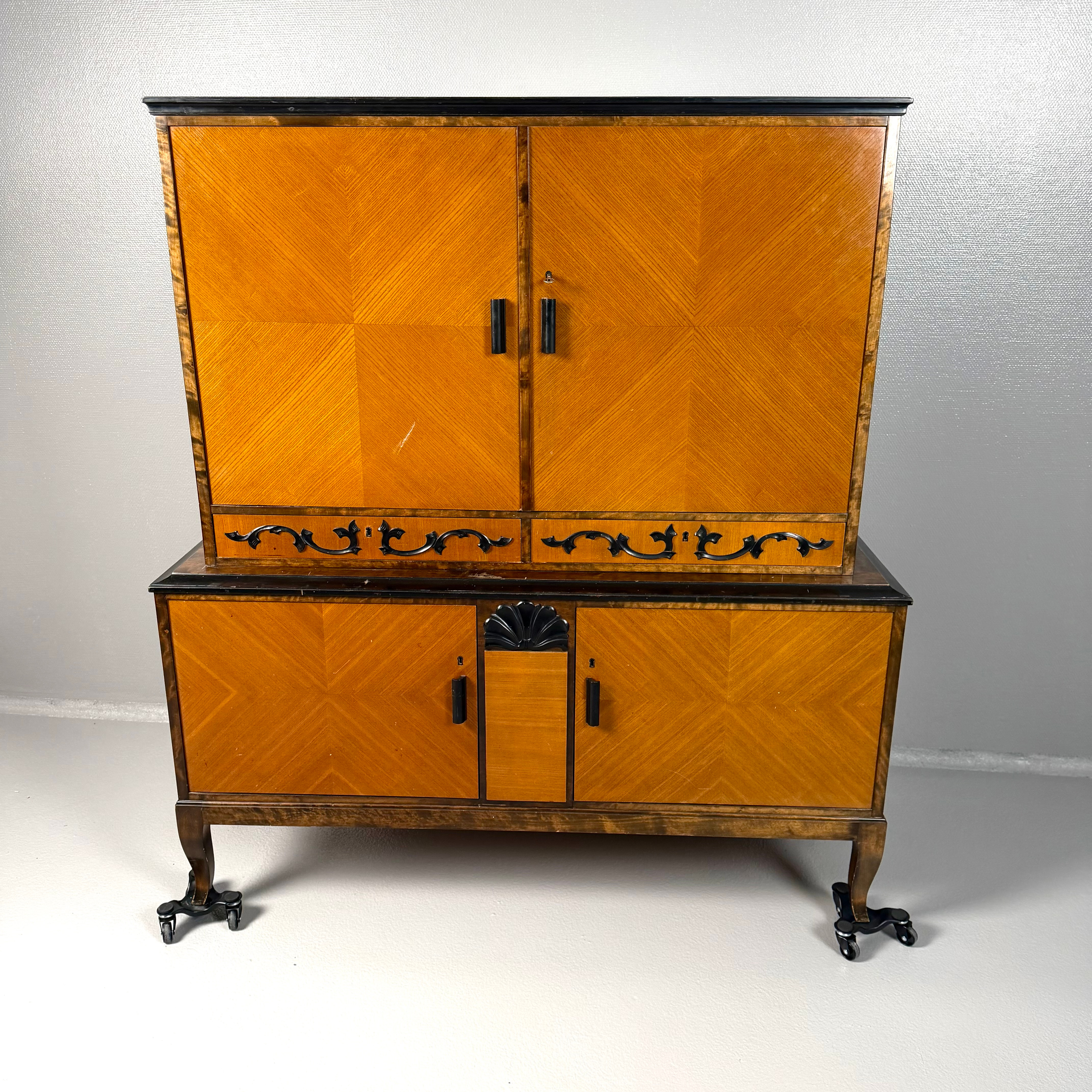 SKÅP, 1920/30-tal, art deco, betsad björk, dekorornament i svärtat trä.