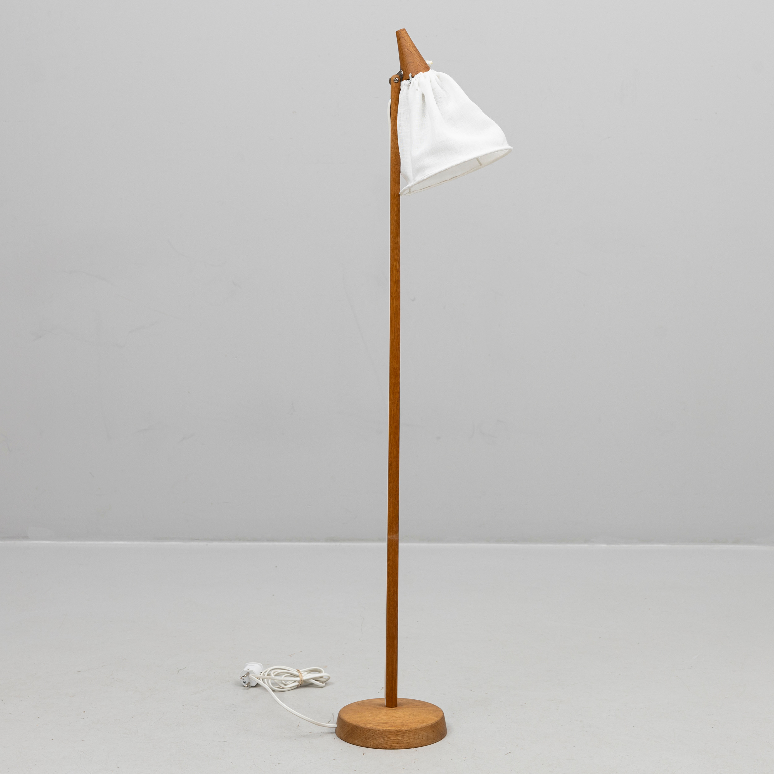 UNO & ÖSTEN KRISTIANSSON, golvlampa, teak, skärm i linnetyg, Luxus, Vittsjö, 1960-tal.