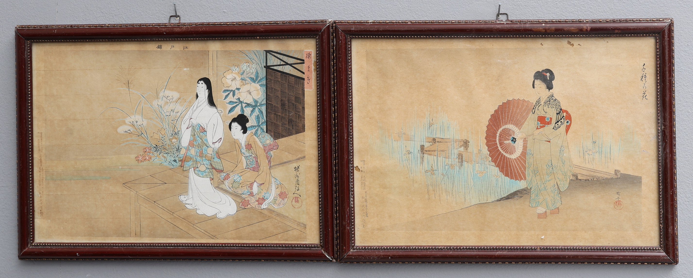 CHIKANOBU TOYOHARA (1838-1912) & IKEDA TERUKATA (1883-1921). TVÅ TRÄSNITT, UKIYO-E, TVÅ KVINNOR PÅ EN VERANDA BETRAKTAR BLOMSTERTRÄDGÅRDEN, UR "EDO NISHIKI" 1903 SAMT "KVINNA I EN IRISTRÄDGÅRD, O. 1901.