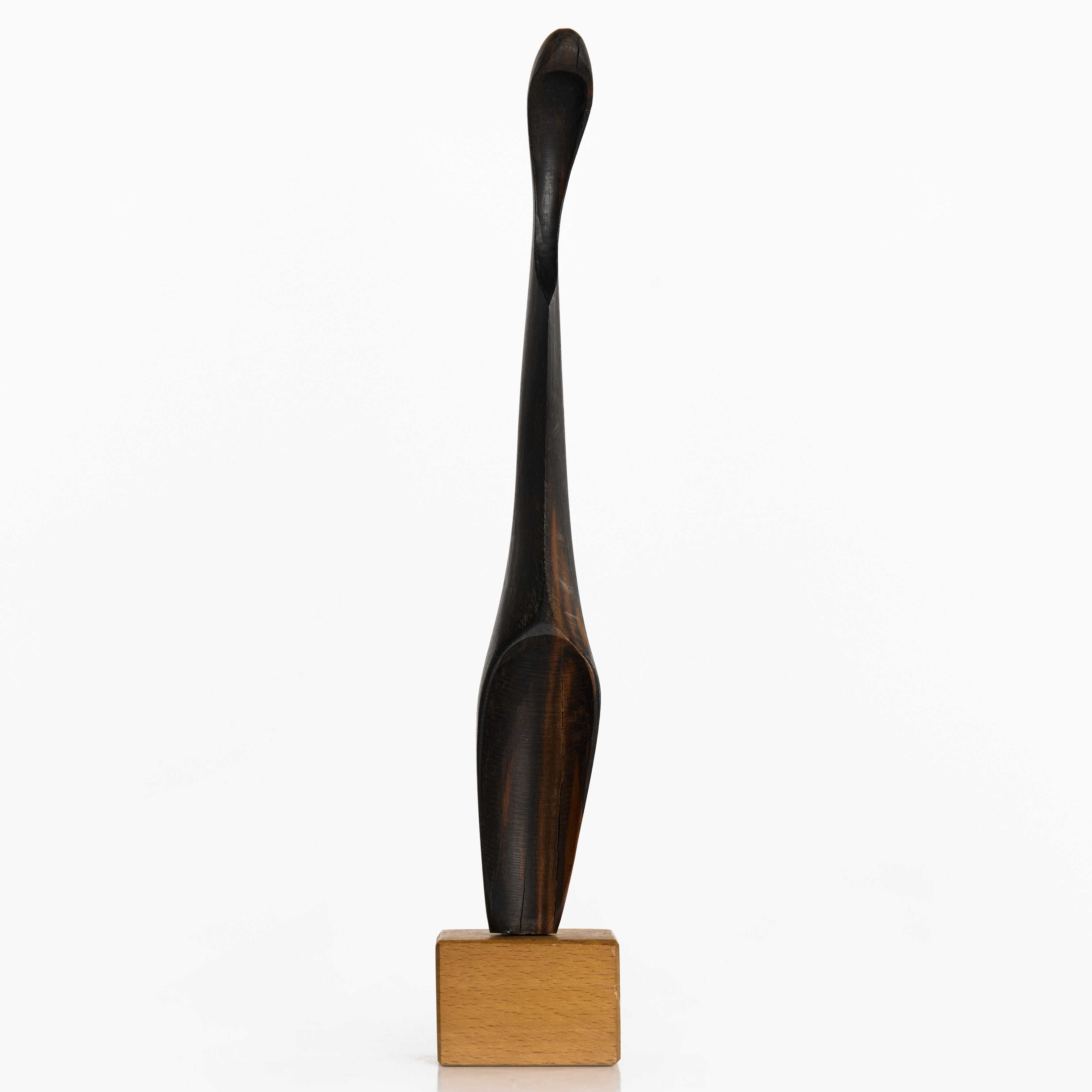 OIDENTIFIERAD KONSTNÄR. skulptur, snidat trä, organisk form, på sockel i bok, 1950/60-tal, signerad JE undertill på sockel.