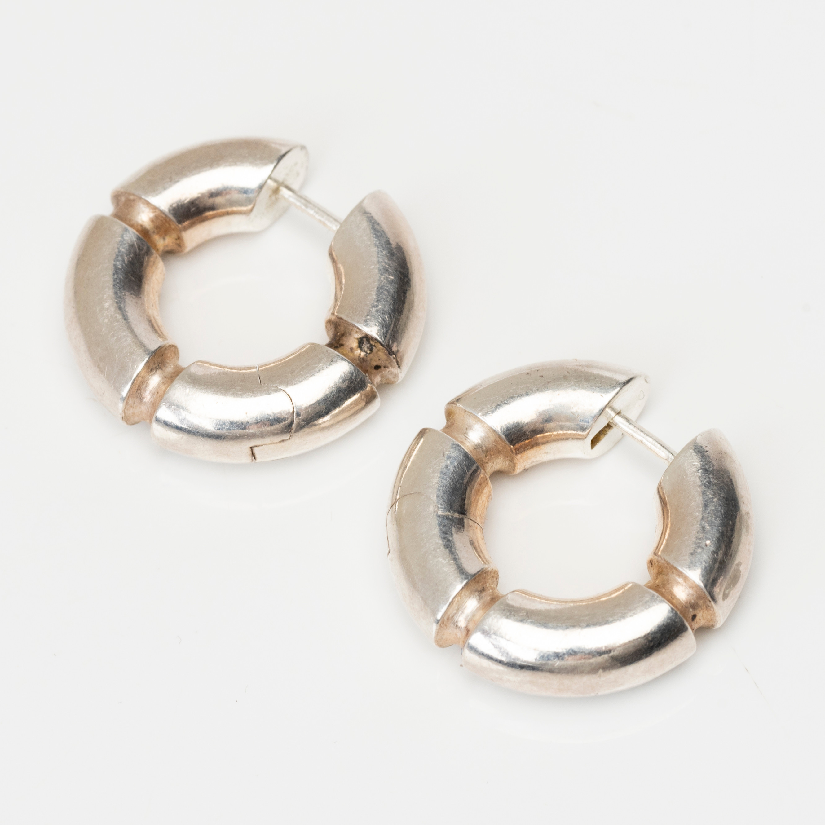 ÖRHÄNGEN 1 par, hoops, silver, samtida.