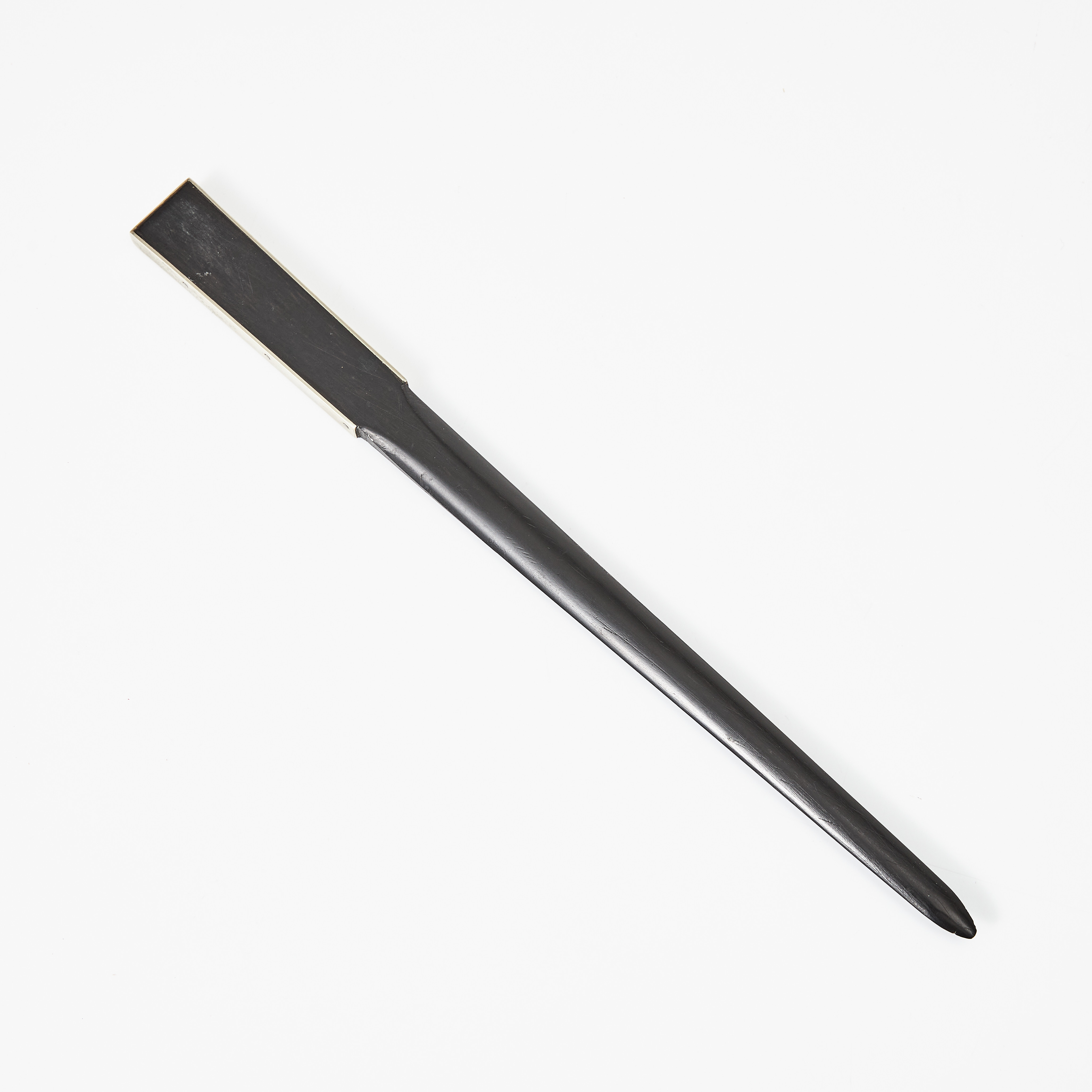 MARIANNE VON MÜNCHOW (1917-2016). brevkniv, mörkbetsat trä med metallbeslag, osignerad.