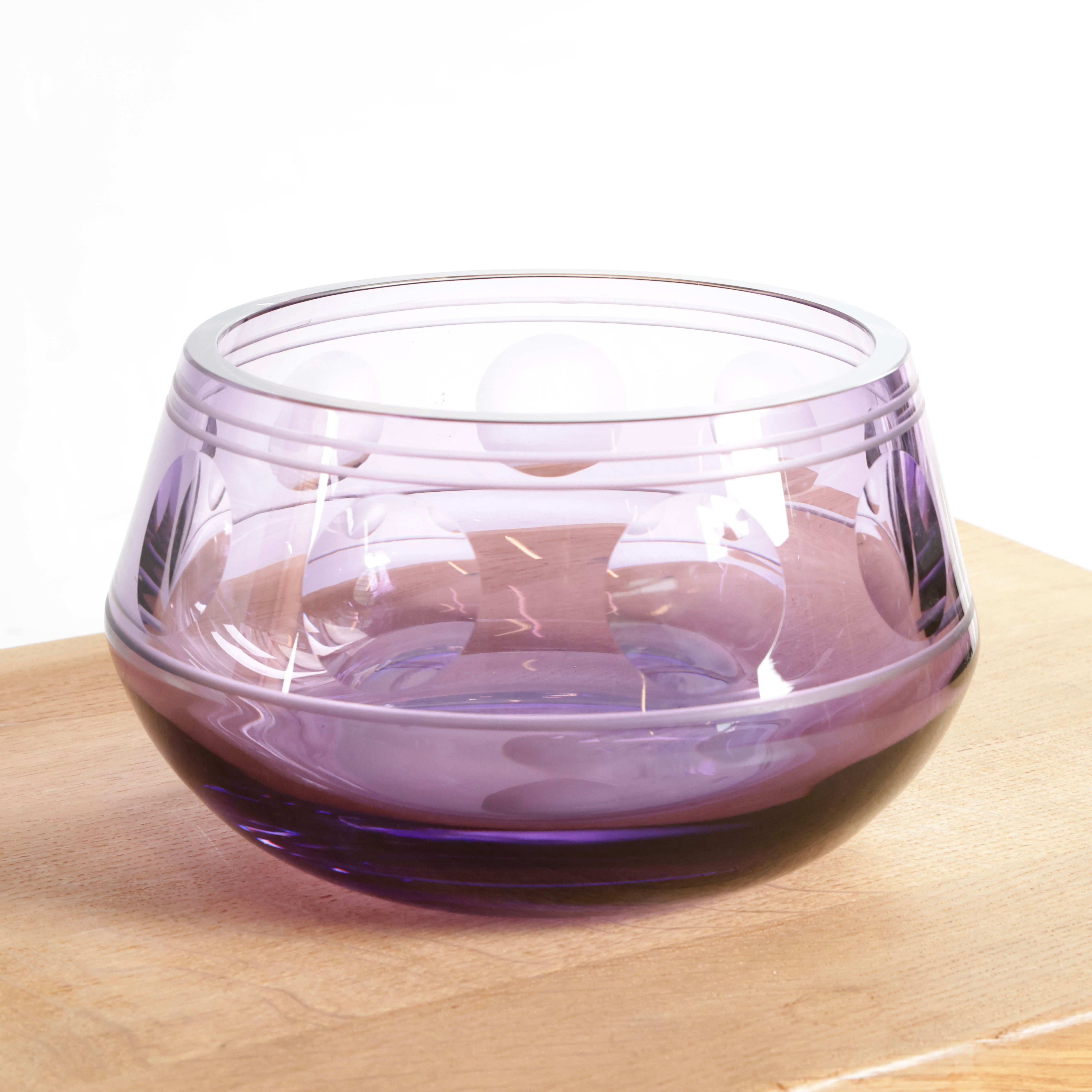 KYLLE SVANLUND (F. 1921, D. 2003). Cirkulær skål af lilla glas med cirkulære slibninger. Sign. i bunden, K.S, Holmegaard, 1973, Unika nr. 1, 7606.